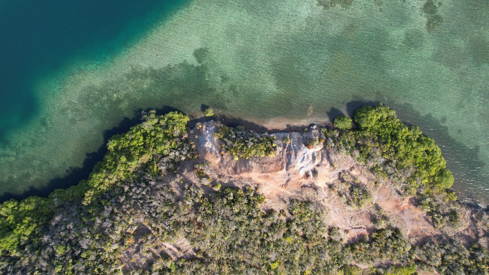 Une plage vue du dessus