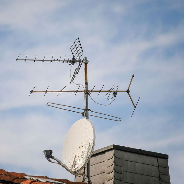 Des antennes et paraboles sur un toit