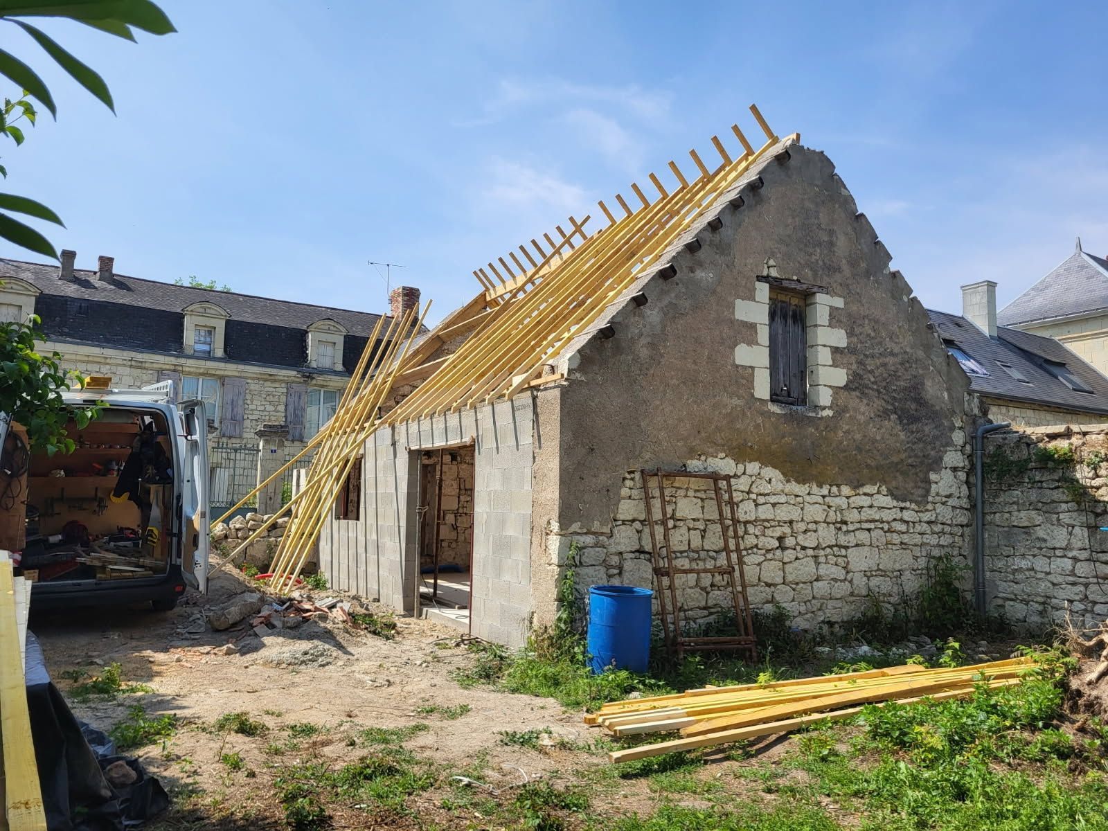 Rénovation d'un bâtiment : Ancien bâtiment en pierre avec une nouvelle charpente. 