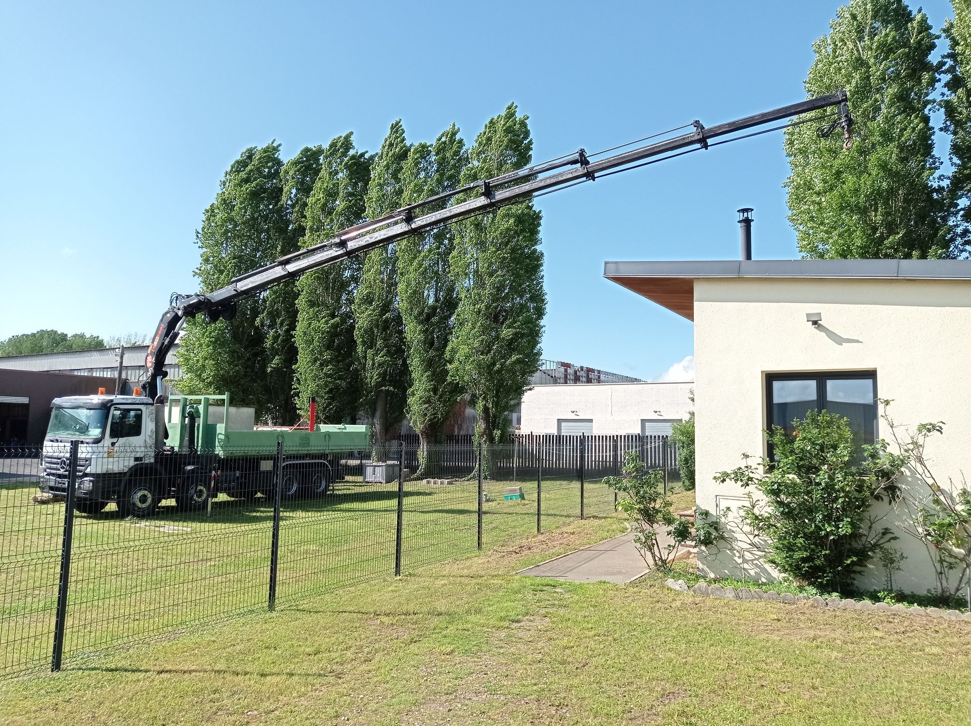 Grue déployée de tout son long