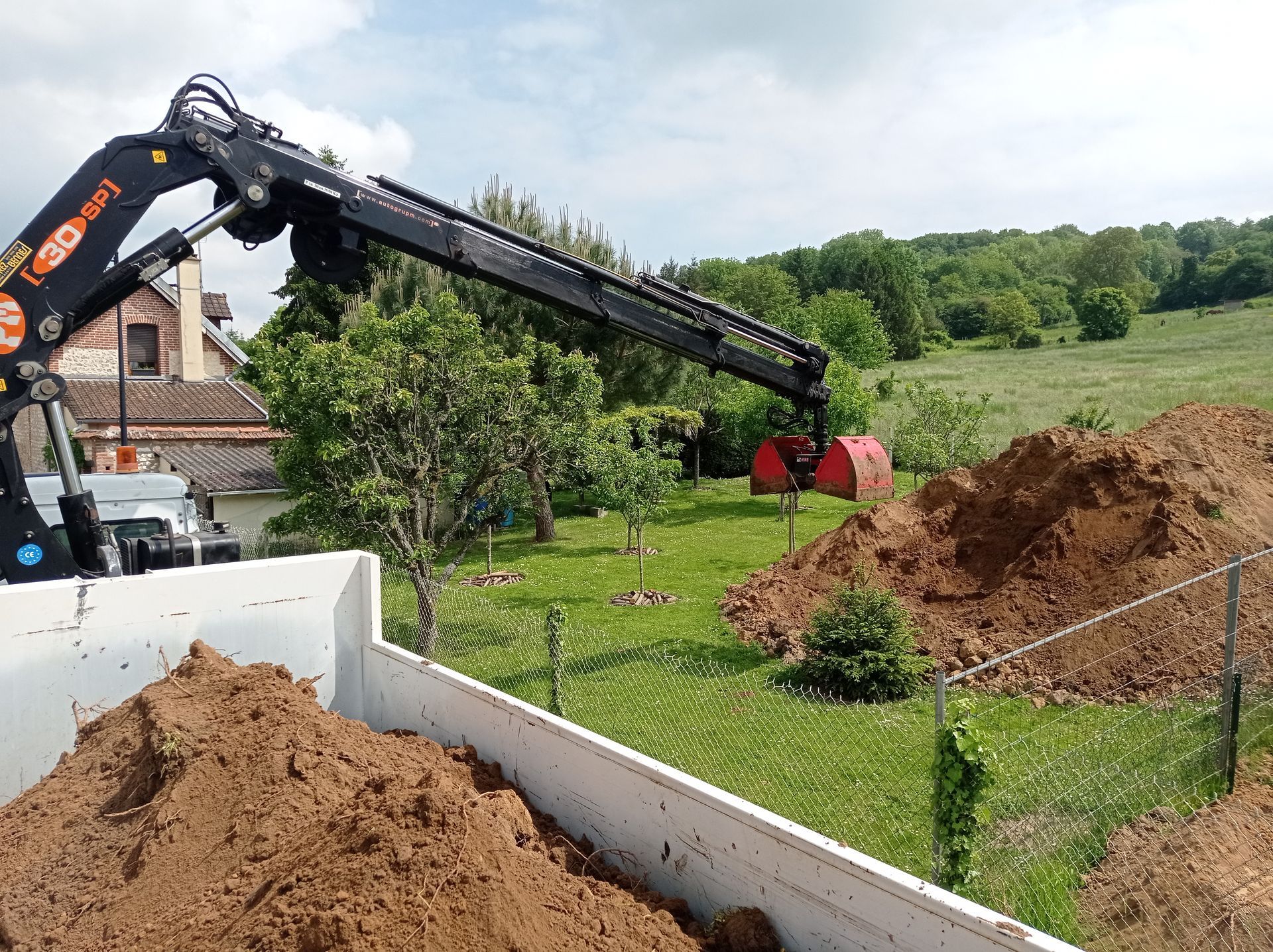 Grue équipée d'un godet