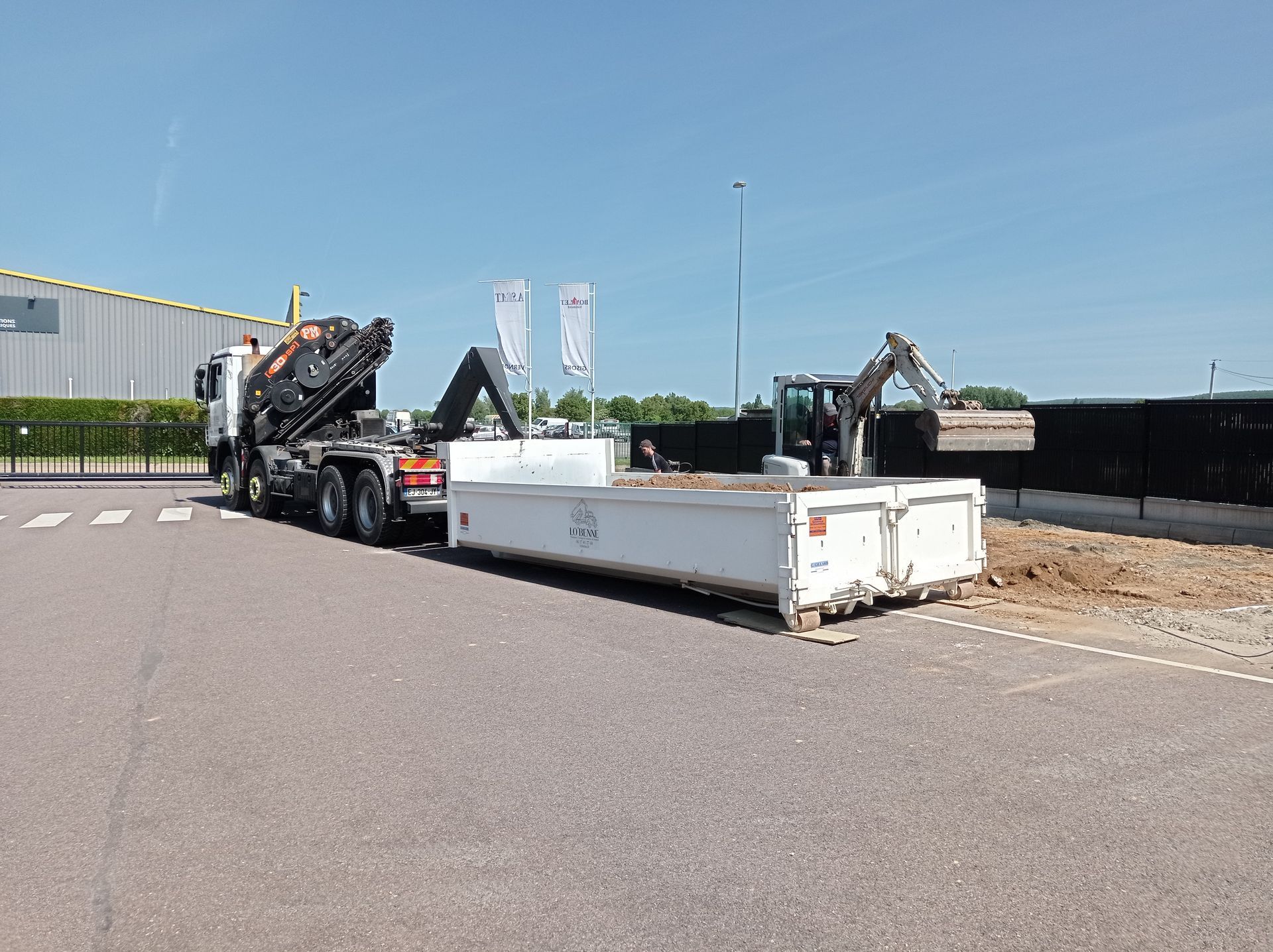 Benne blanche devant le camion