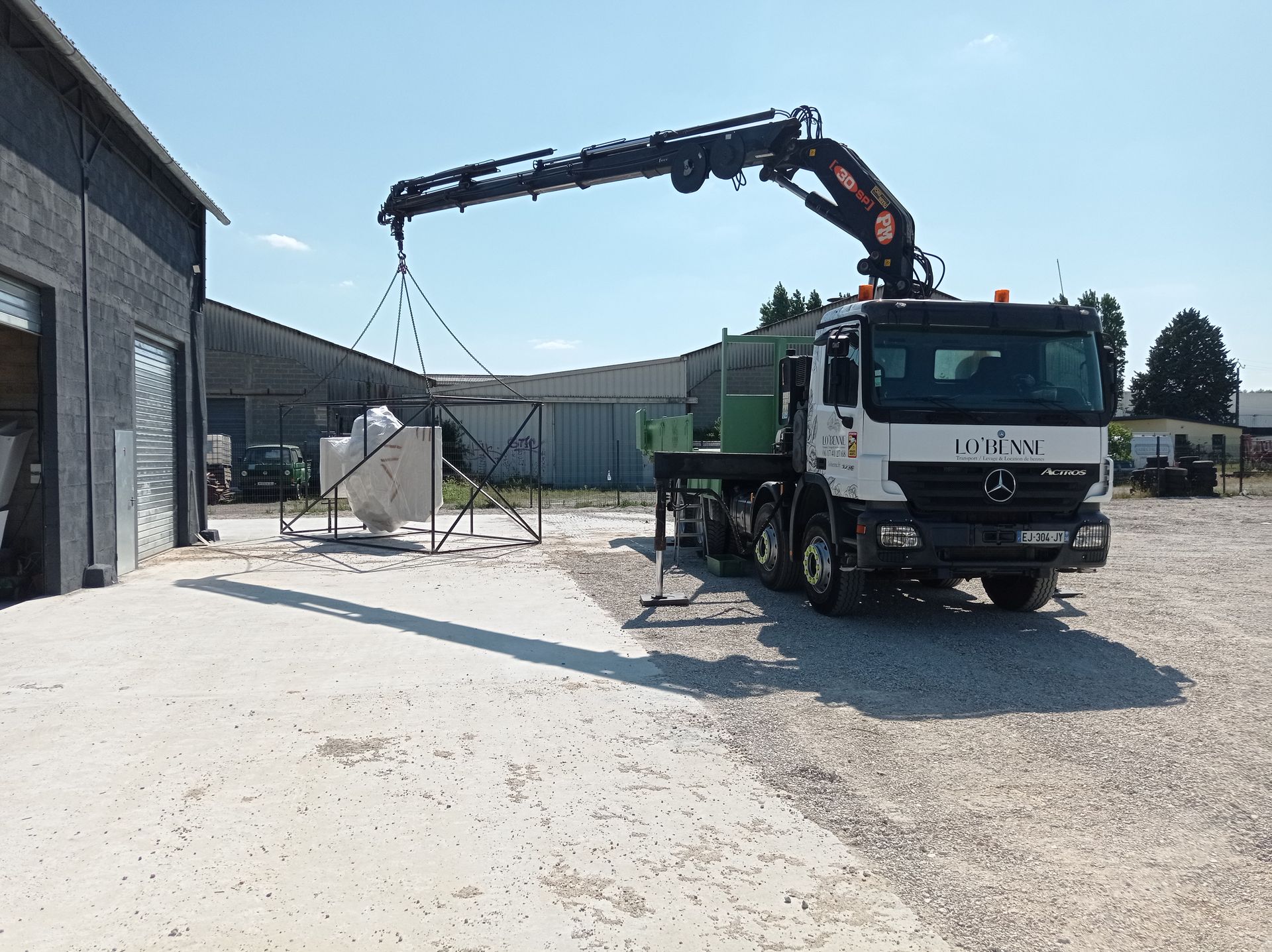 Grue soulevant un objet