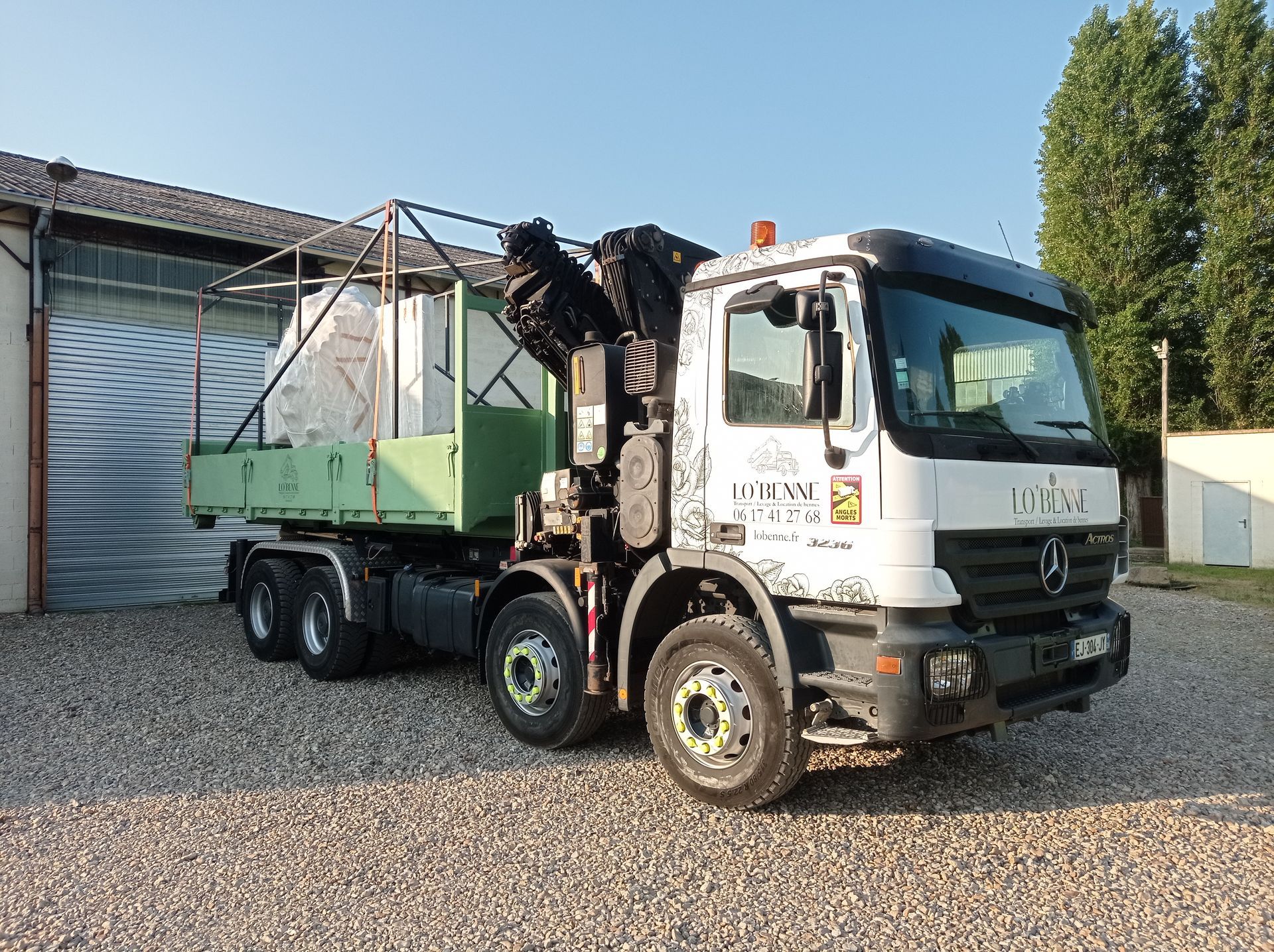 Camion chargé de divers choses