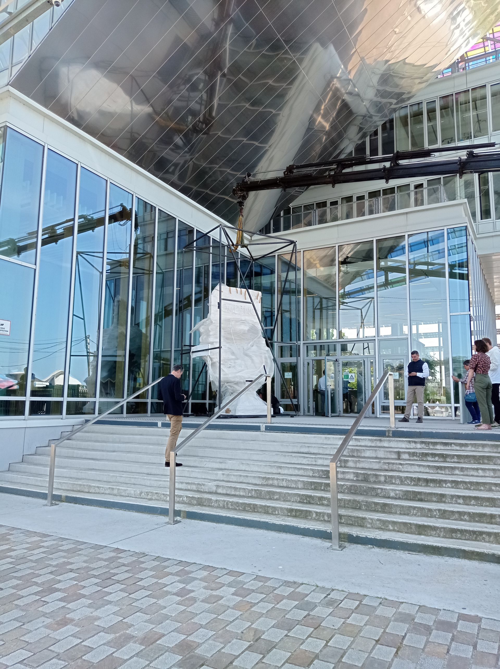 Grue dépliée finissant de poser la statue