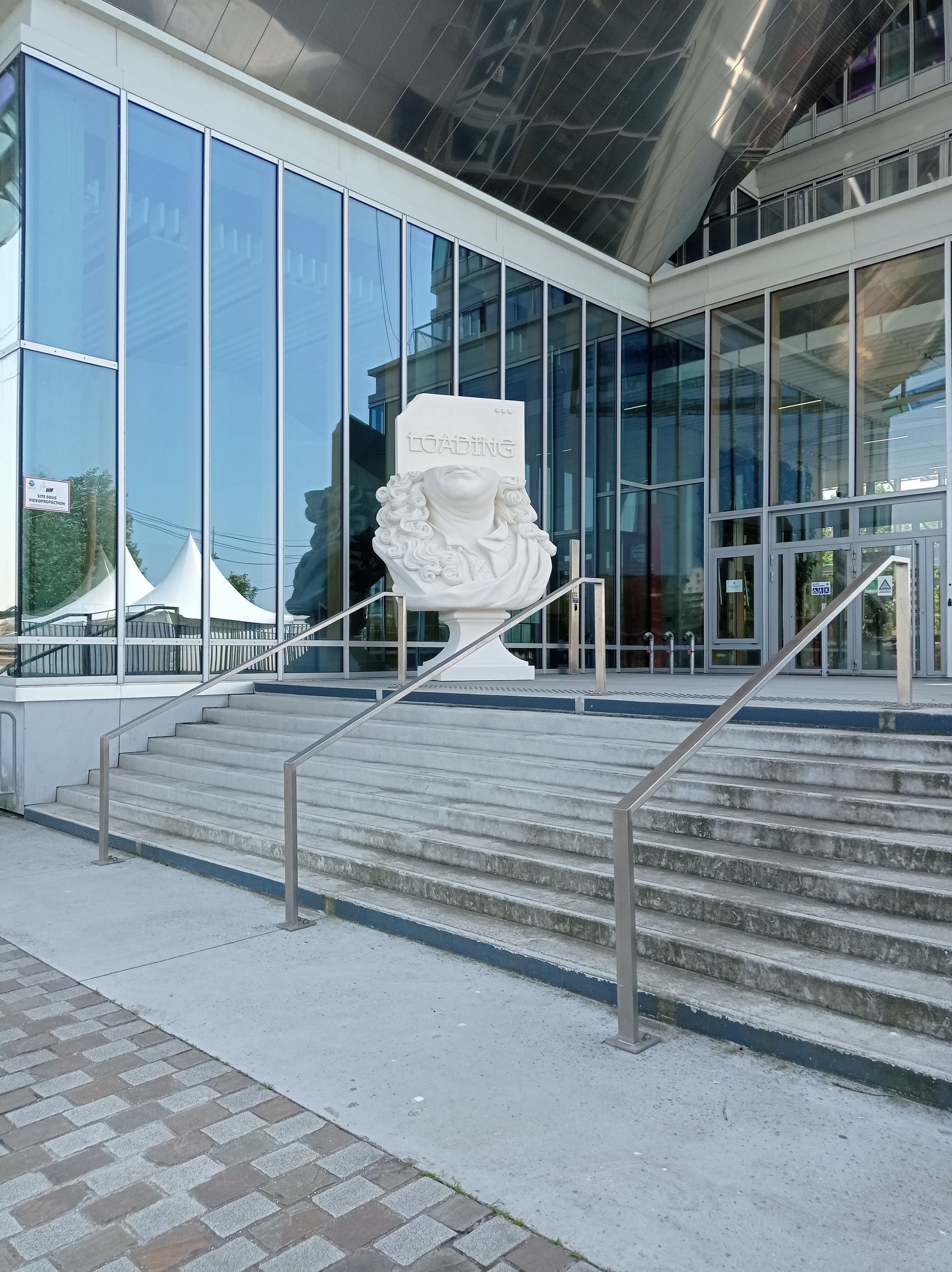 Statue déposée et en place