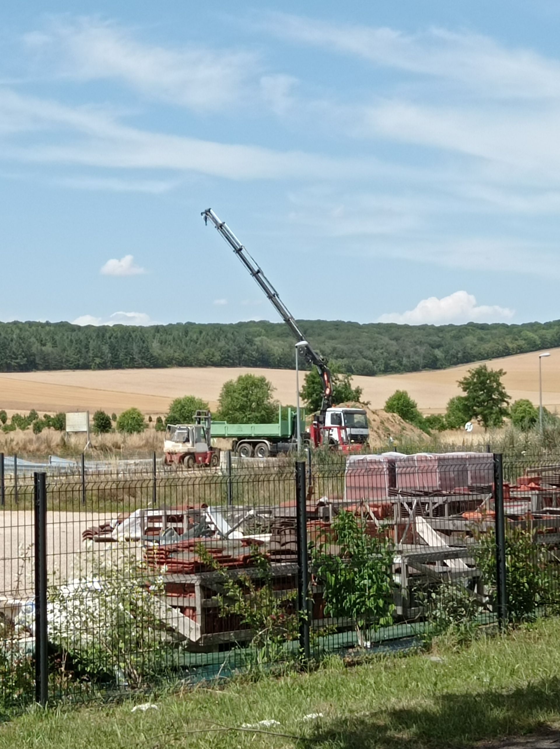 Grue dépliée au dessus d'un chantier