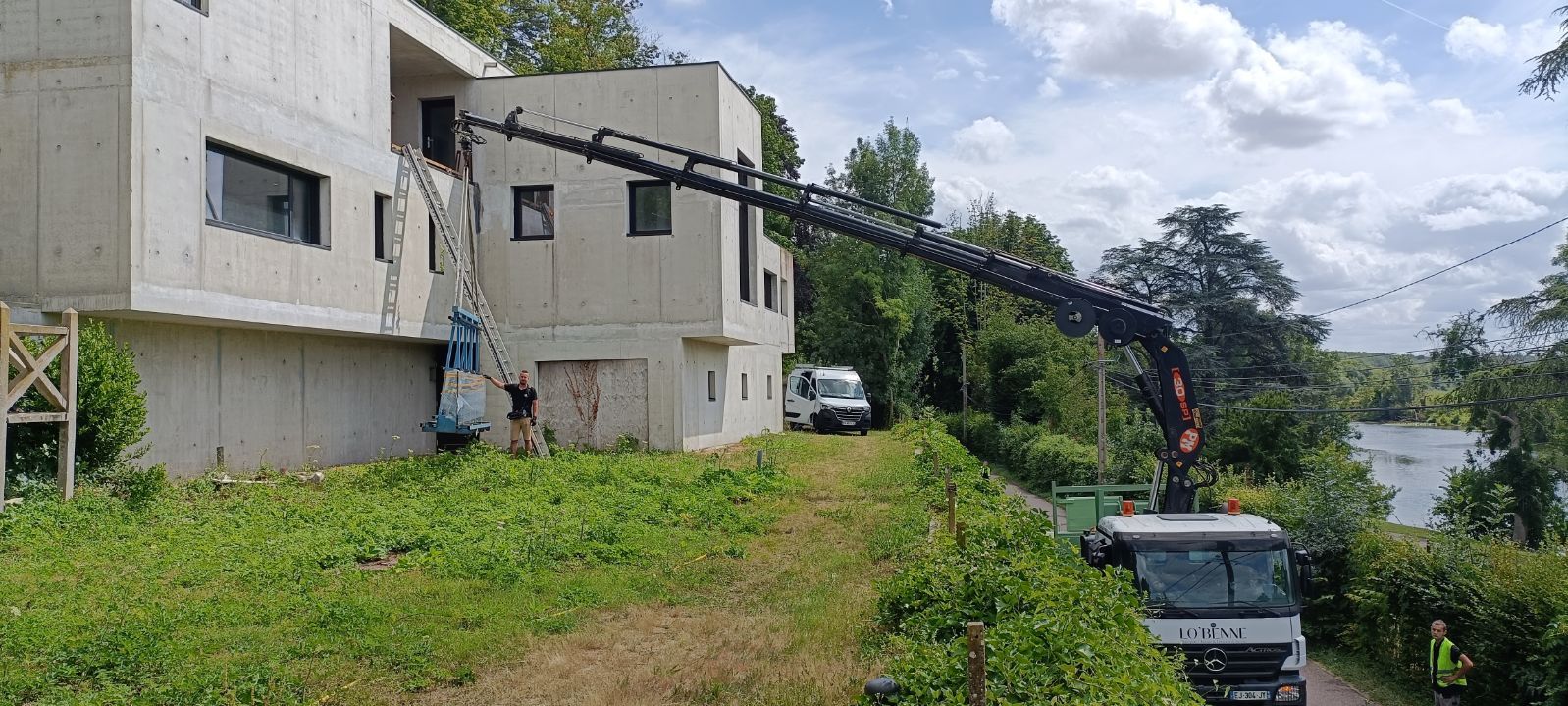 Grue dépliée depuis la route