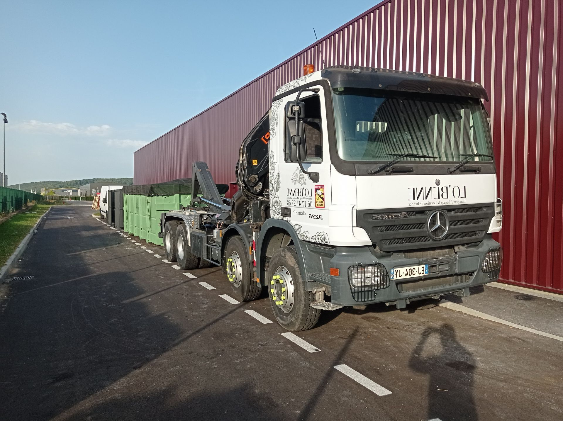 Camion avec benne déchargée