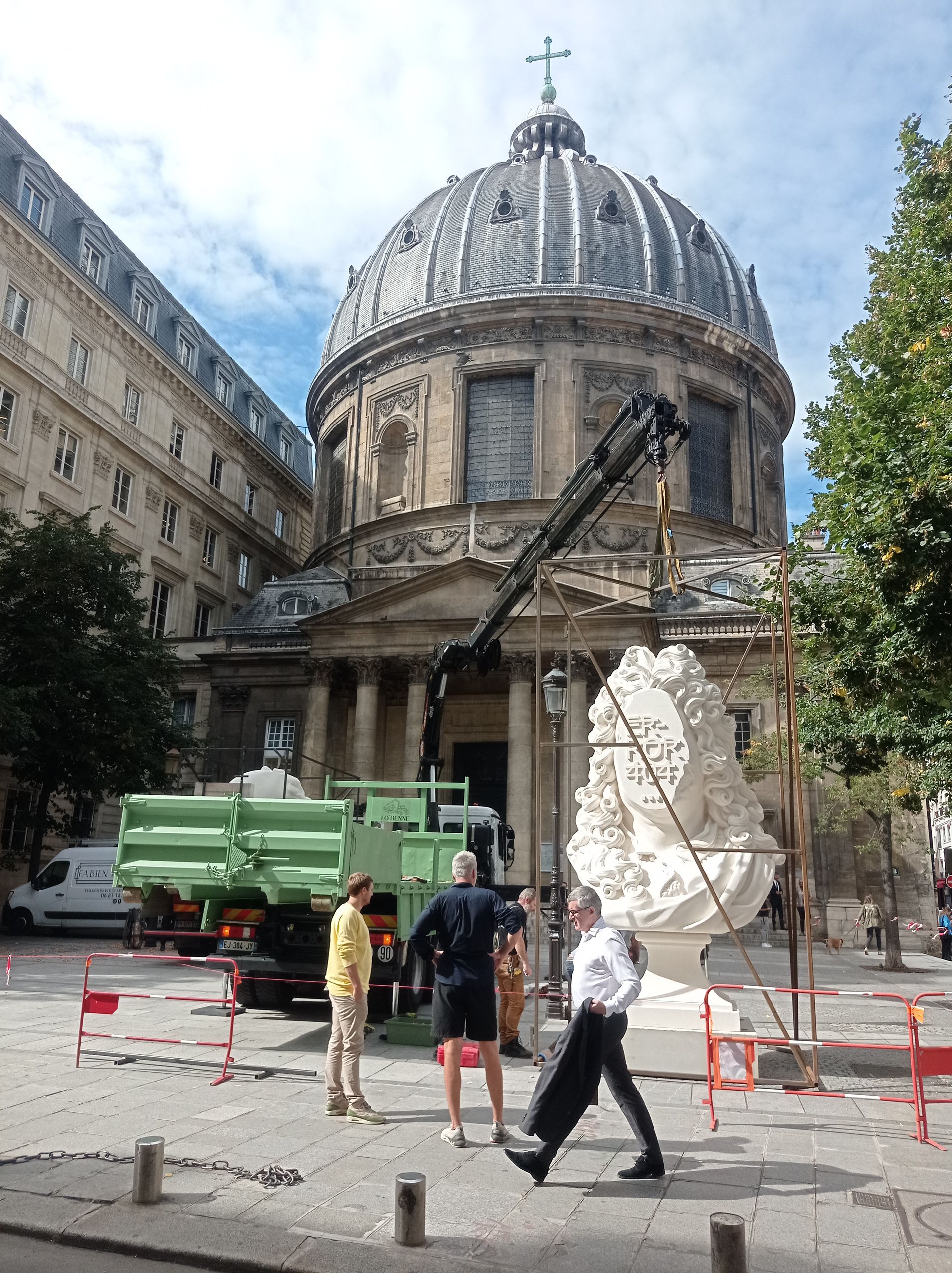 Grue et levage de statue