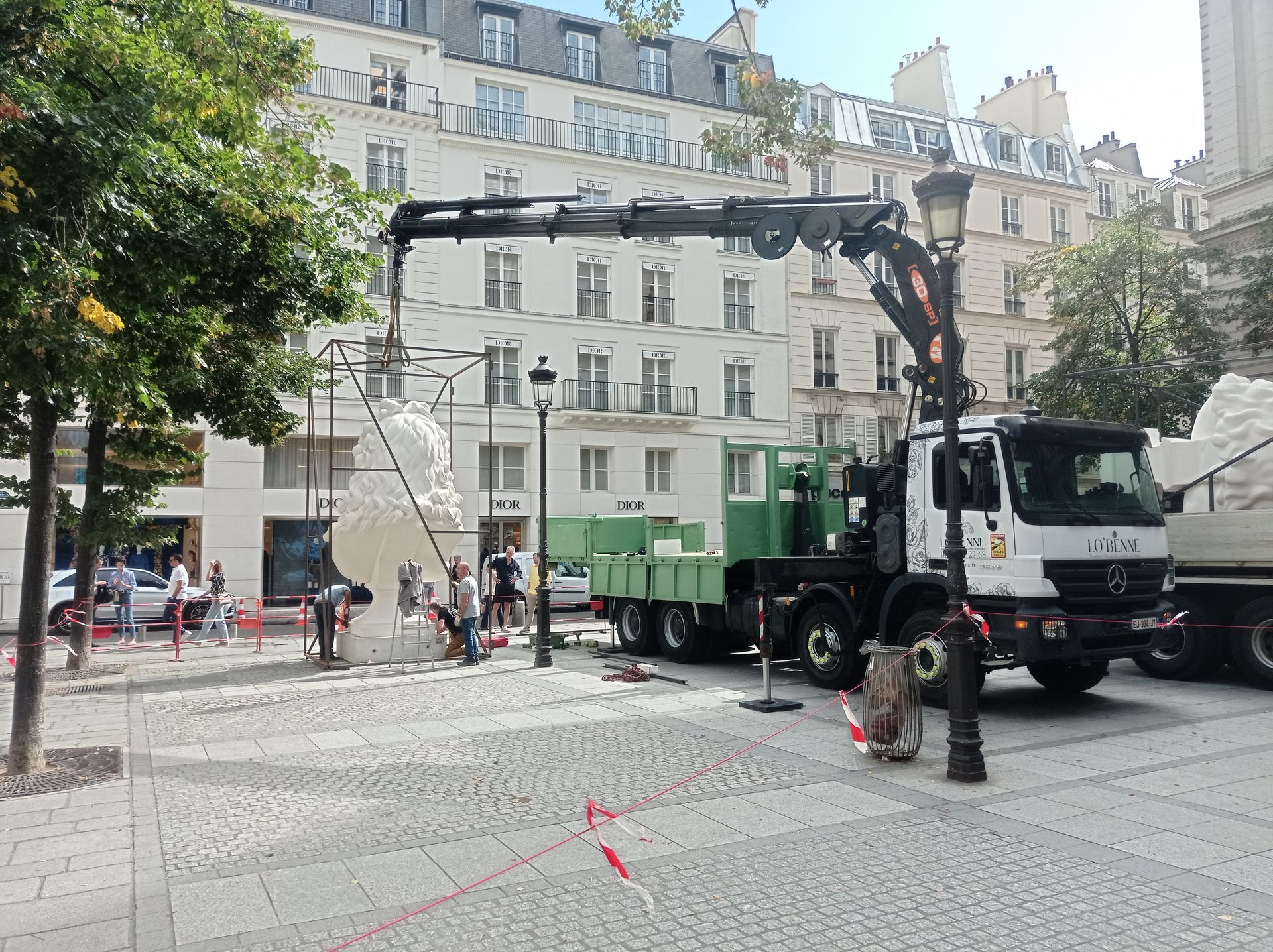 Grue posant la statue