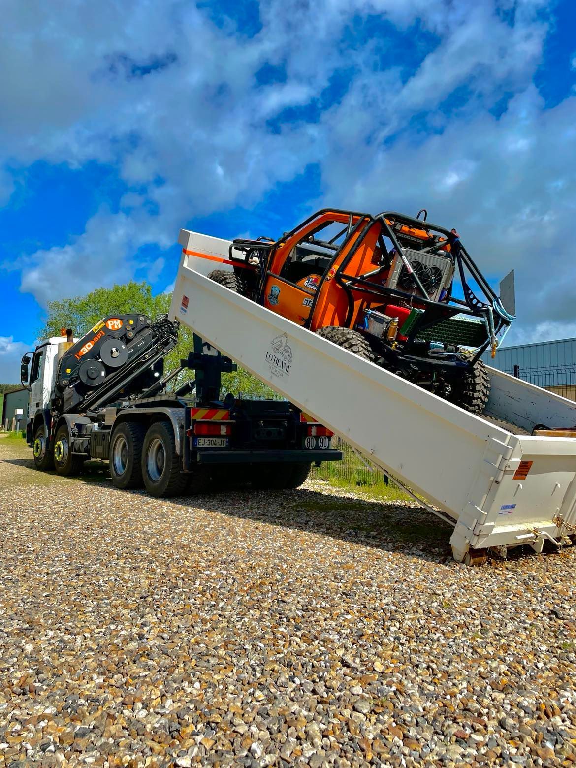 Benne remorquant un véhicule