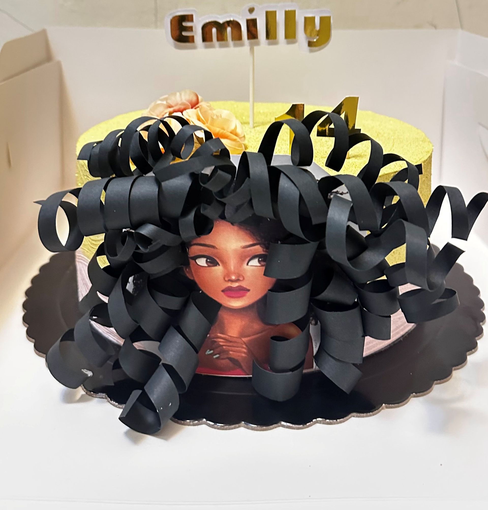Un pastel de cumpleaños con la palabra Emily escrita en él.