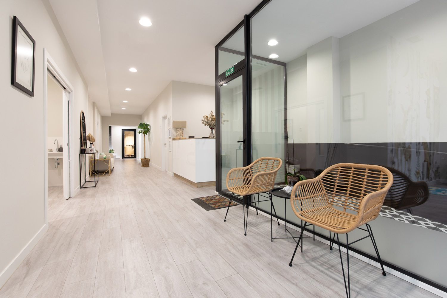 Una mujer está parada frente a un gran espejo.