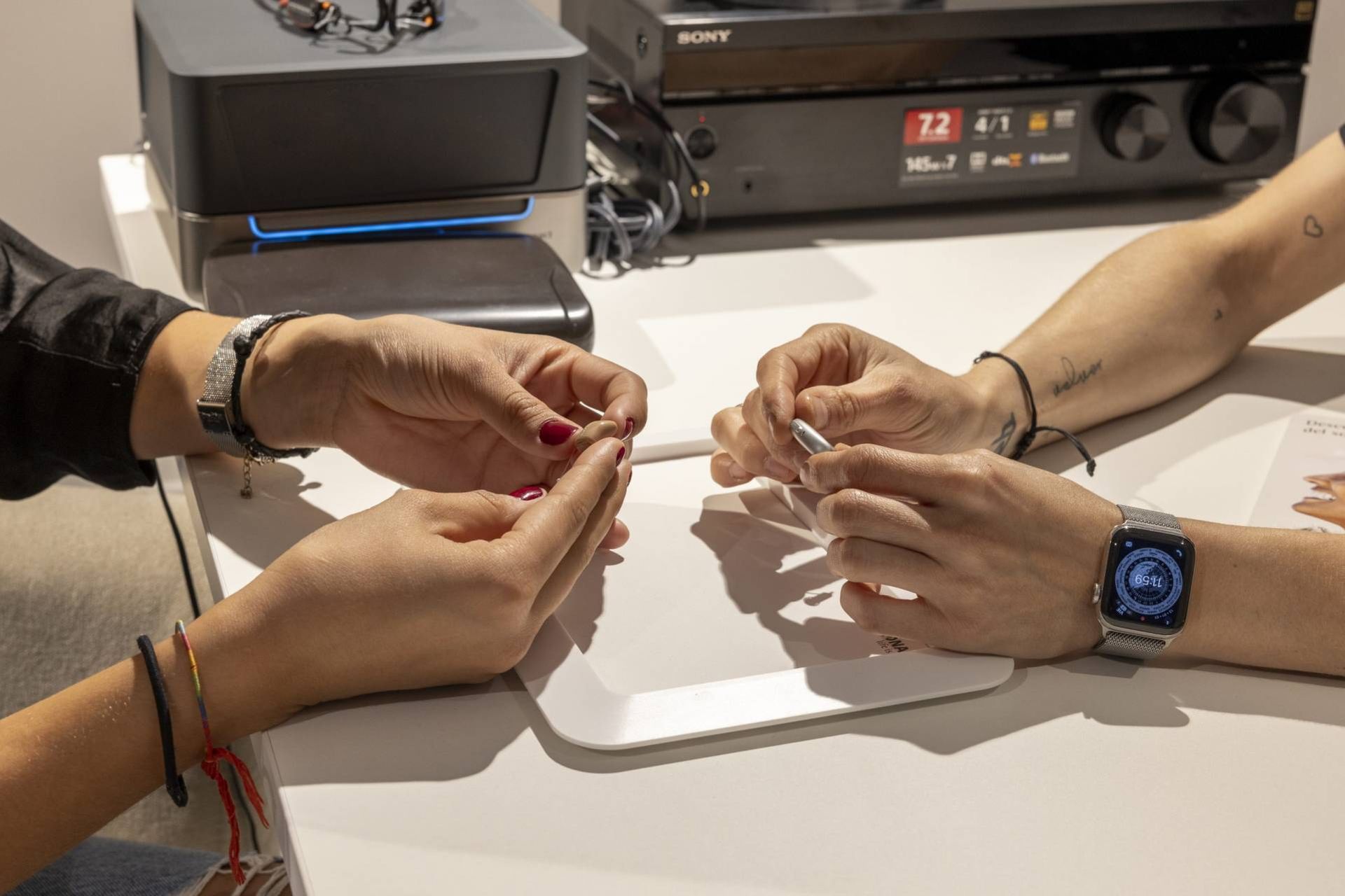 Una mujer se está haciendo las uñas en un salón de uñas.