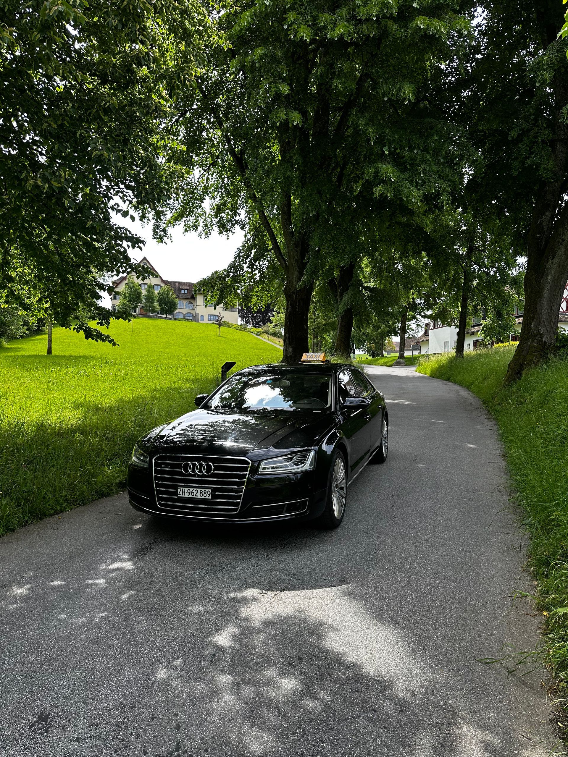 Modernes Auto von Taxi Horgen