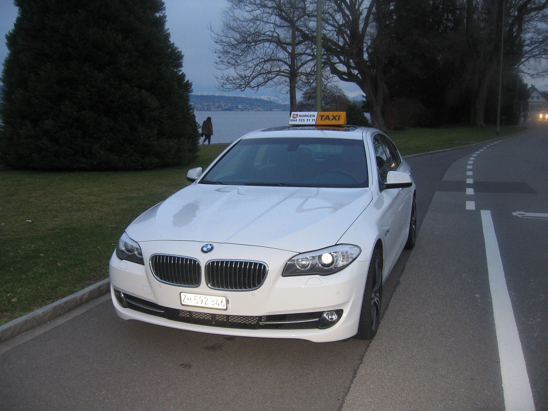 Modernes Auto von Taxi Horgen