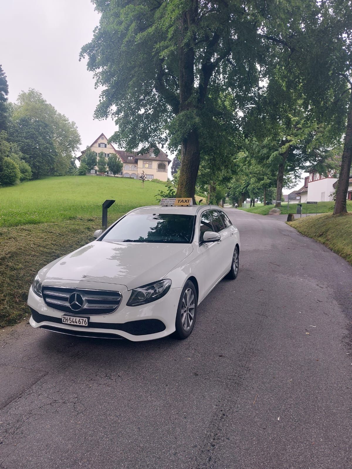 Modernes Auto von Taxi Horgen