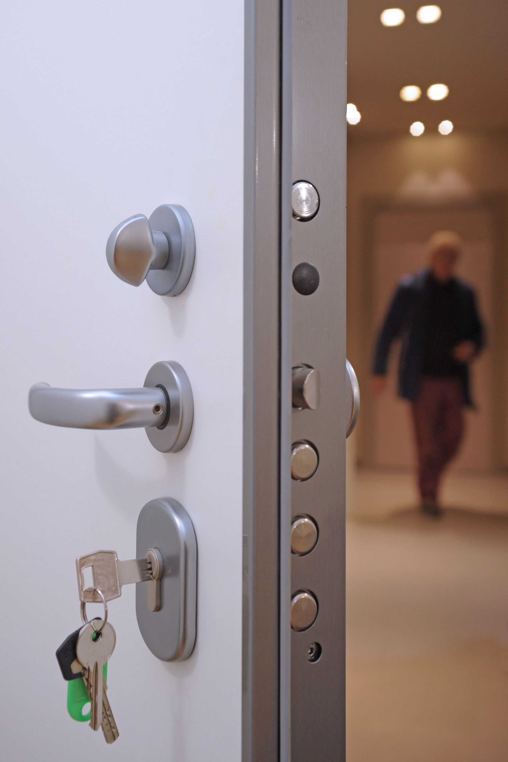 Porte de sécurité ouverte, équipée d’une serrure multipoint avec clé insérée.
