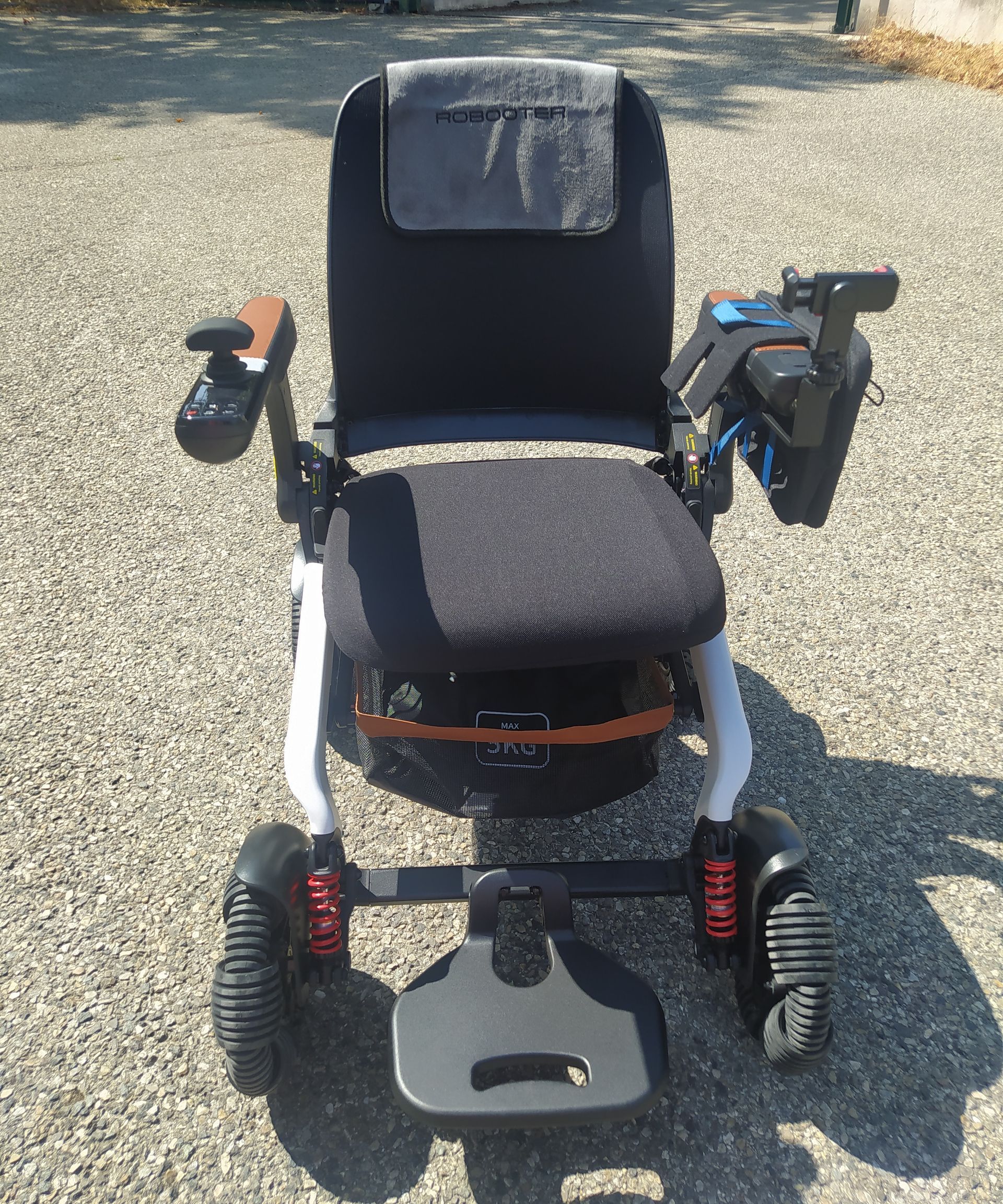 Senior sur scooter électrique 3 roues rouge