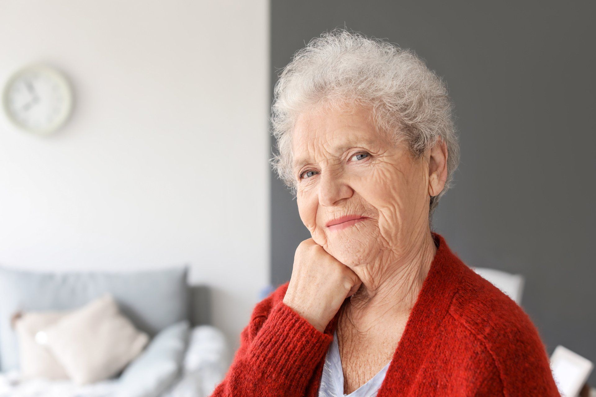Dame âgée souriante à son domicile