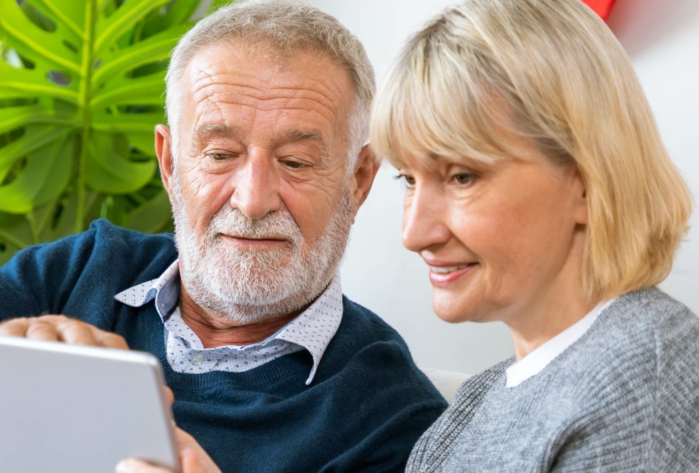 Couple senior devant tablette