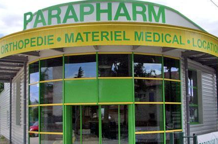 Magasin AMH PARAPHARM, enseigne verte et jaune