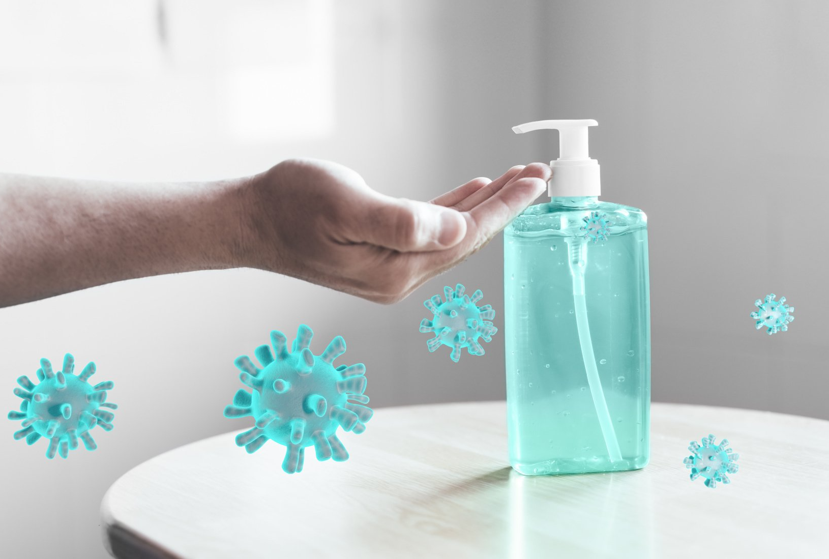 Main se servant d'un gel désinfectant