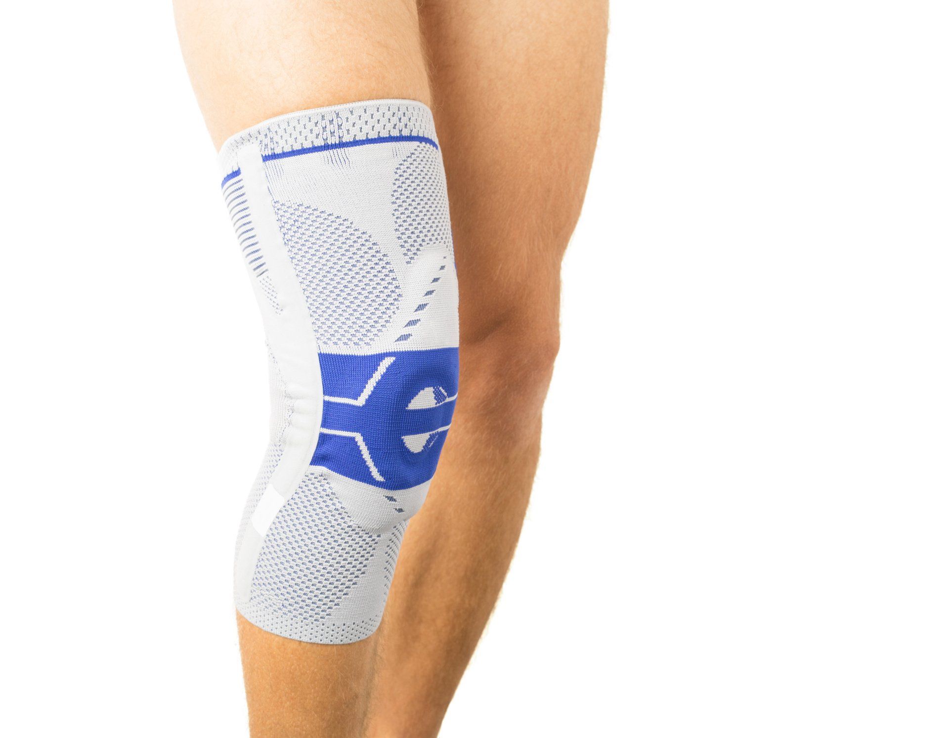 Cuisses musclées, dont une avec une genouillère bleue et grise