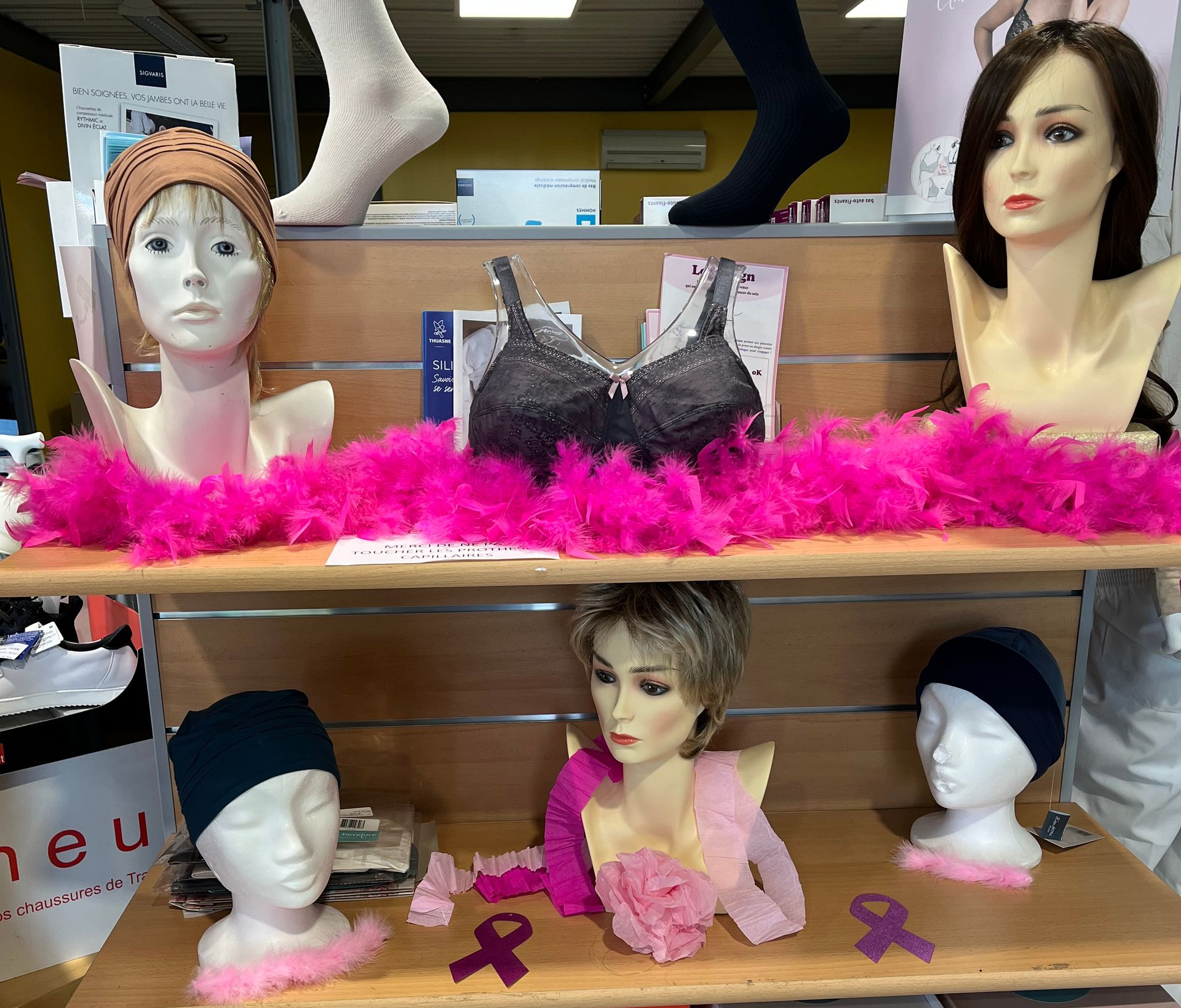 Femme souriante portant une perruque brune avec frange Femme souriante portant une perruque brune avec frange