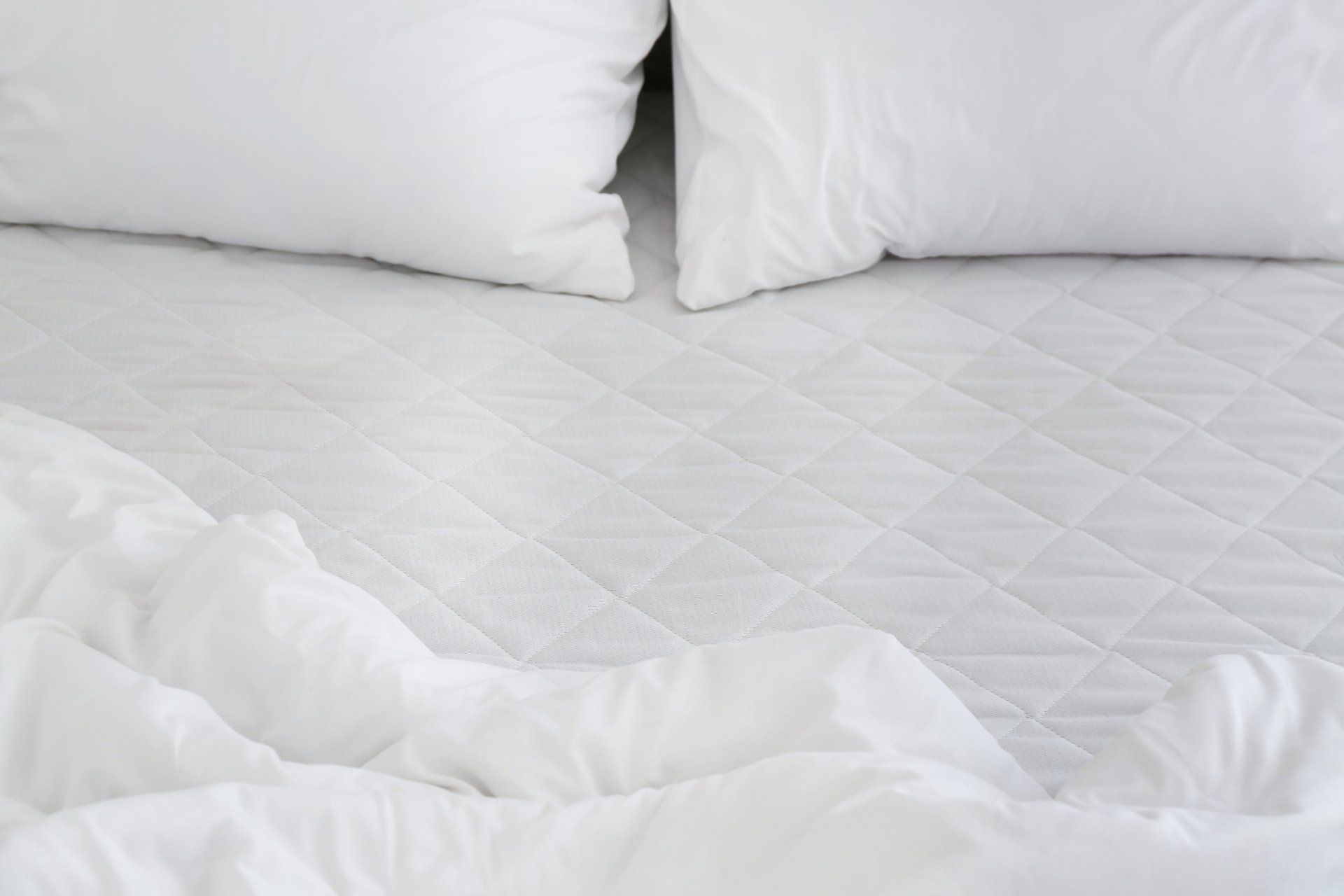 Matelas, coussins oreillers, couette en bout de lit