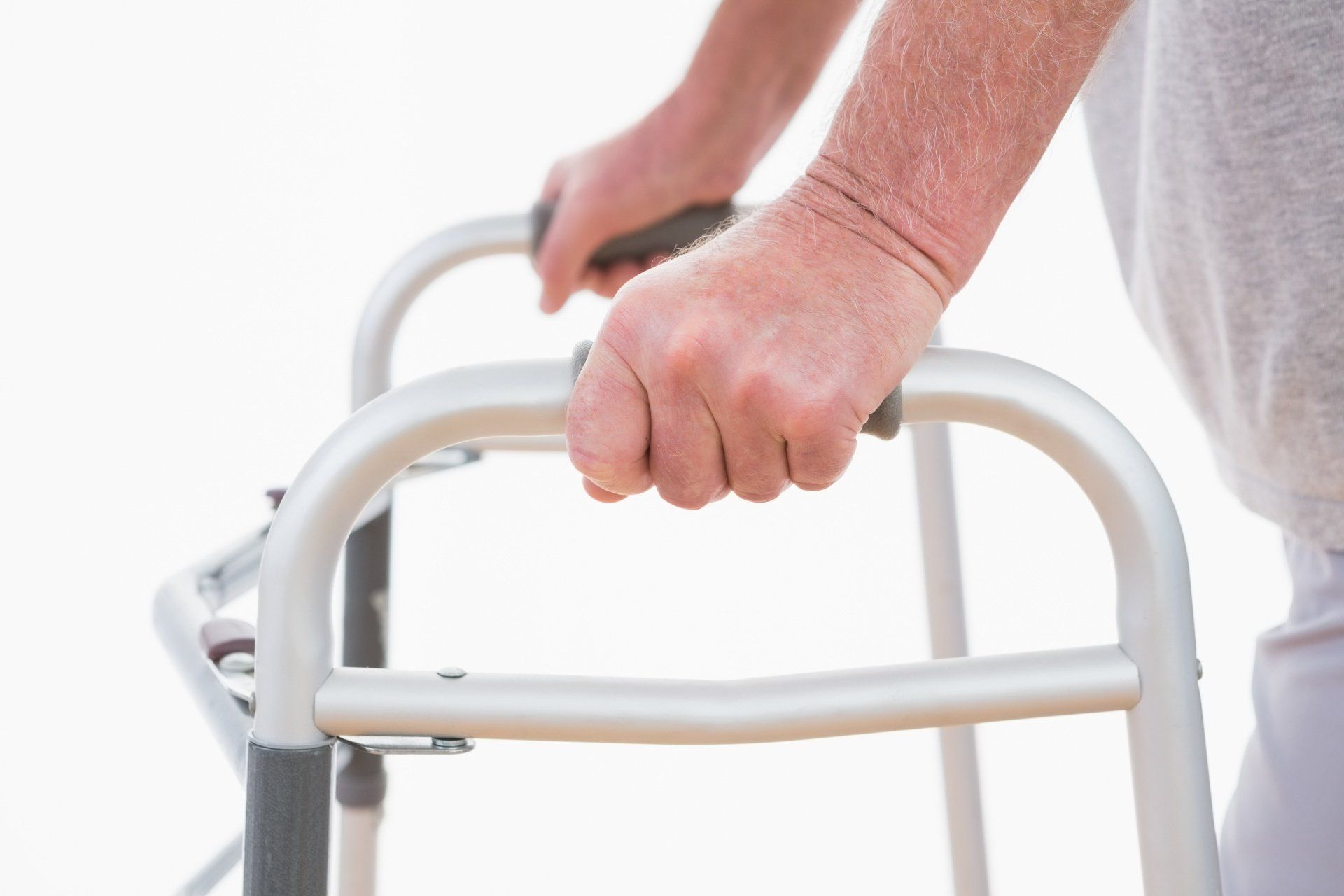 Homme âgé s'appuyant sur un déambulateur