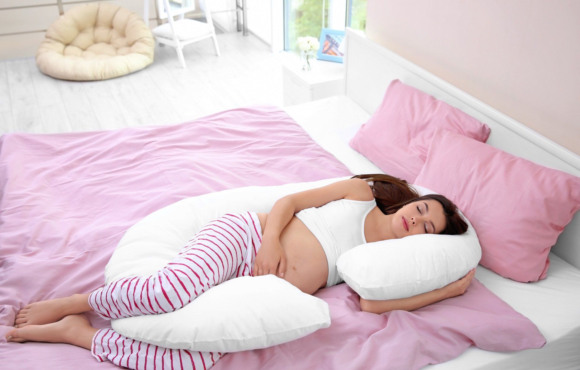 Maman enceinte sur coussin de grossesse