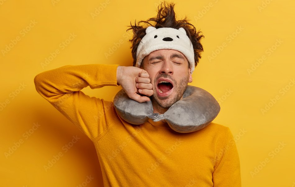 Homme  avec coussin cervical fond jaune