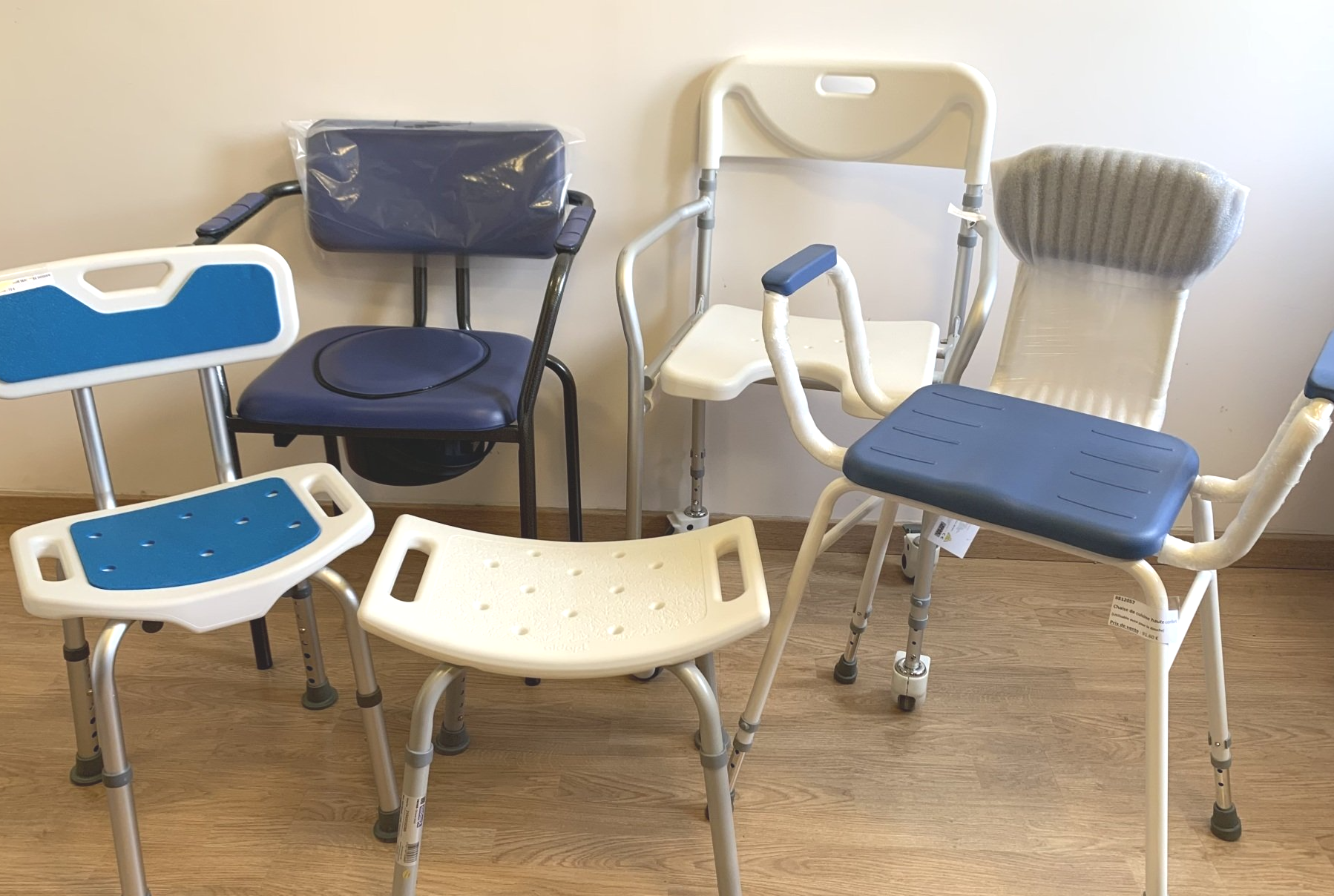 4 chaises de salle de bain, chaise-pot, chaise de baignoire et 1 tabouret de salle de bains