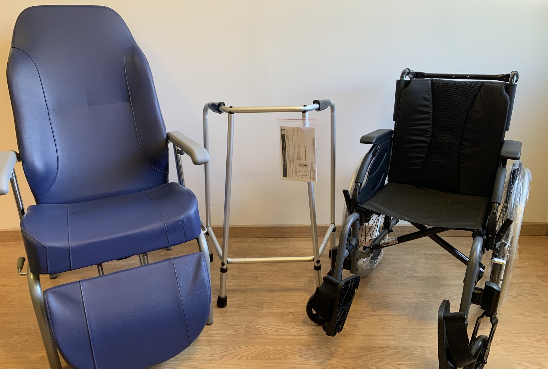 Fauteuil de repos bleu, déambulateur, fauteuil roulant noir