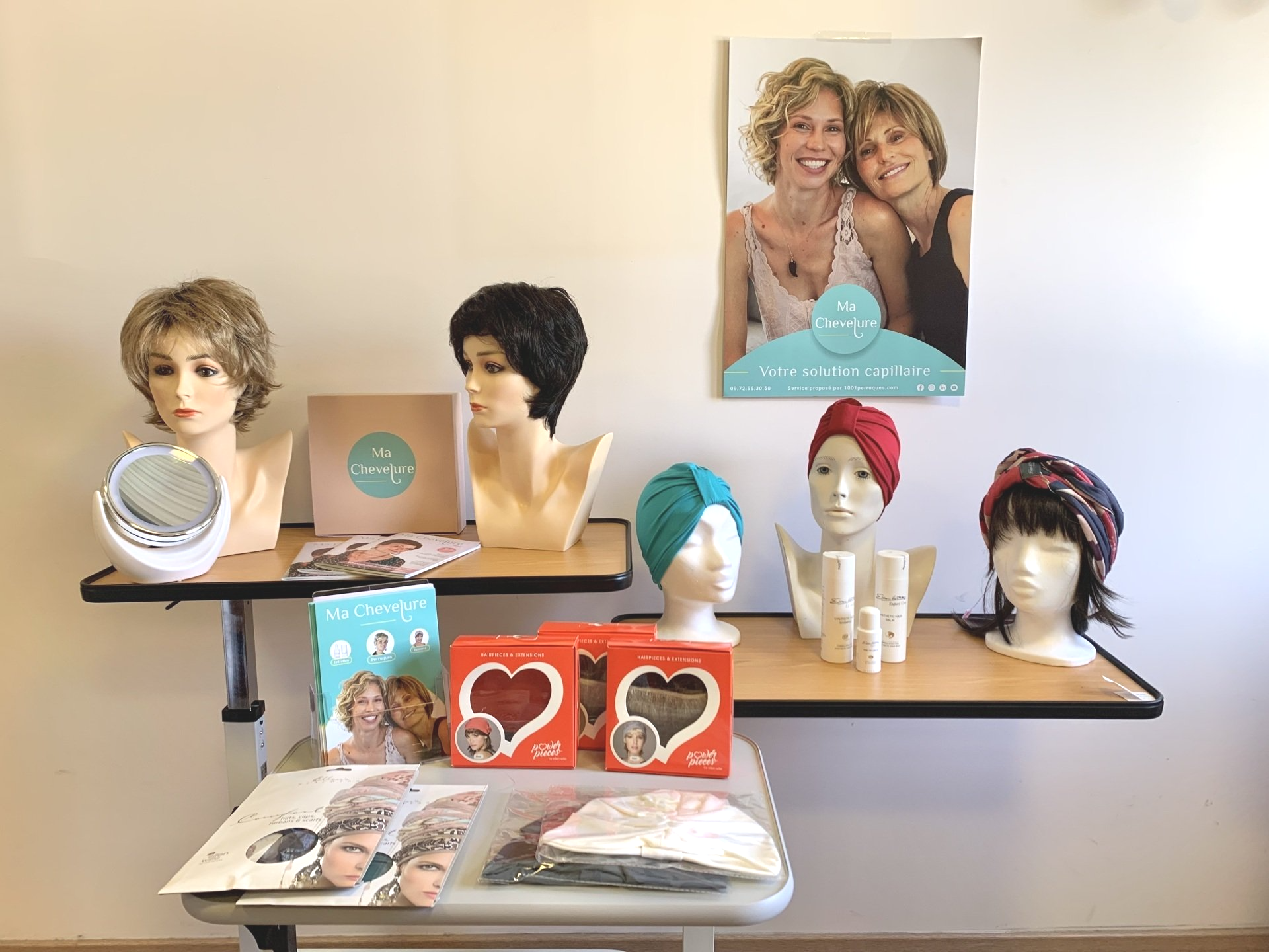 Étals de prothèses capillaires, bandeaux, compléments de franges