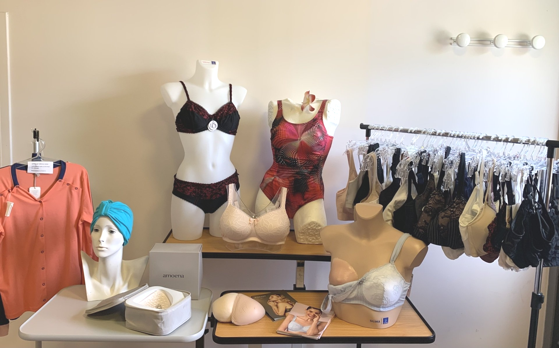 Étals prothèses mammaires, lingerie adaptée, maillots de bain