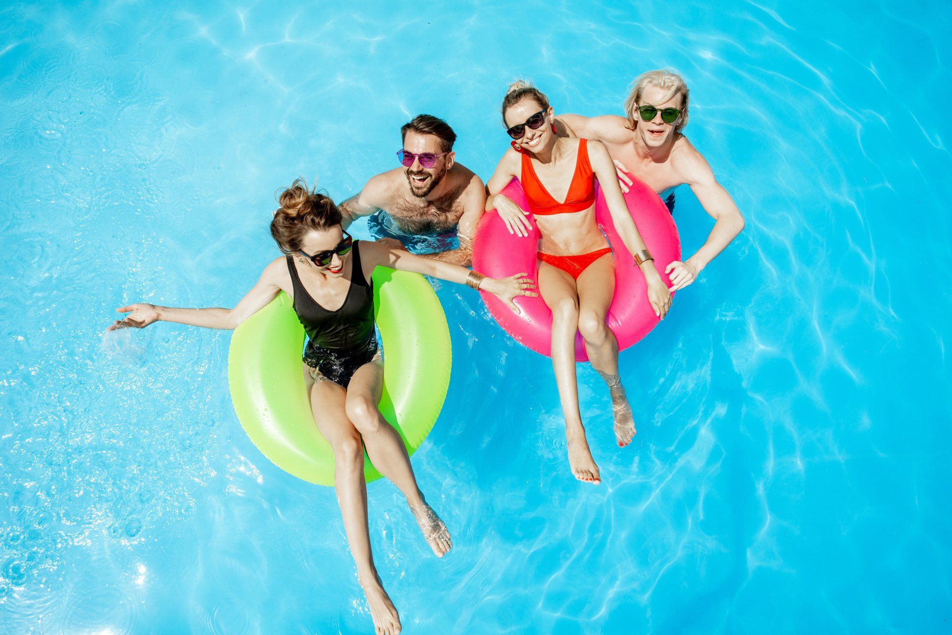 Hommes et femme en maillot de bain dans une piscine