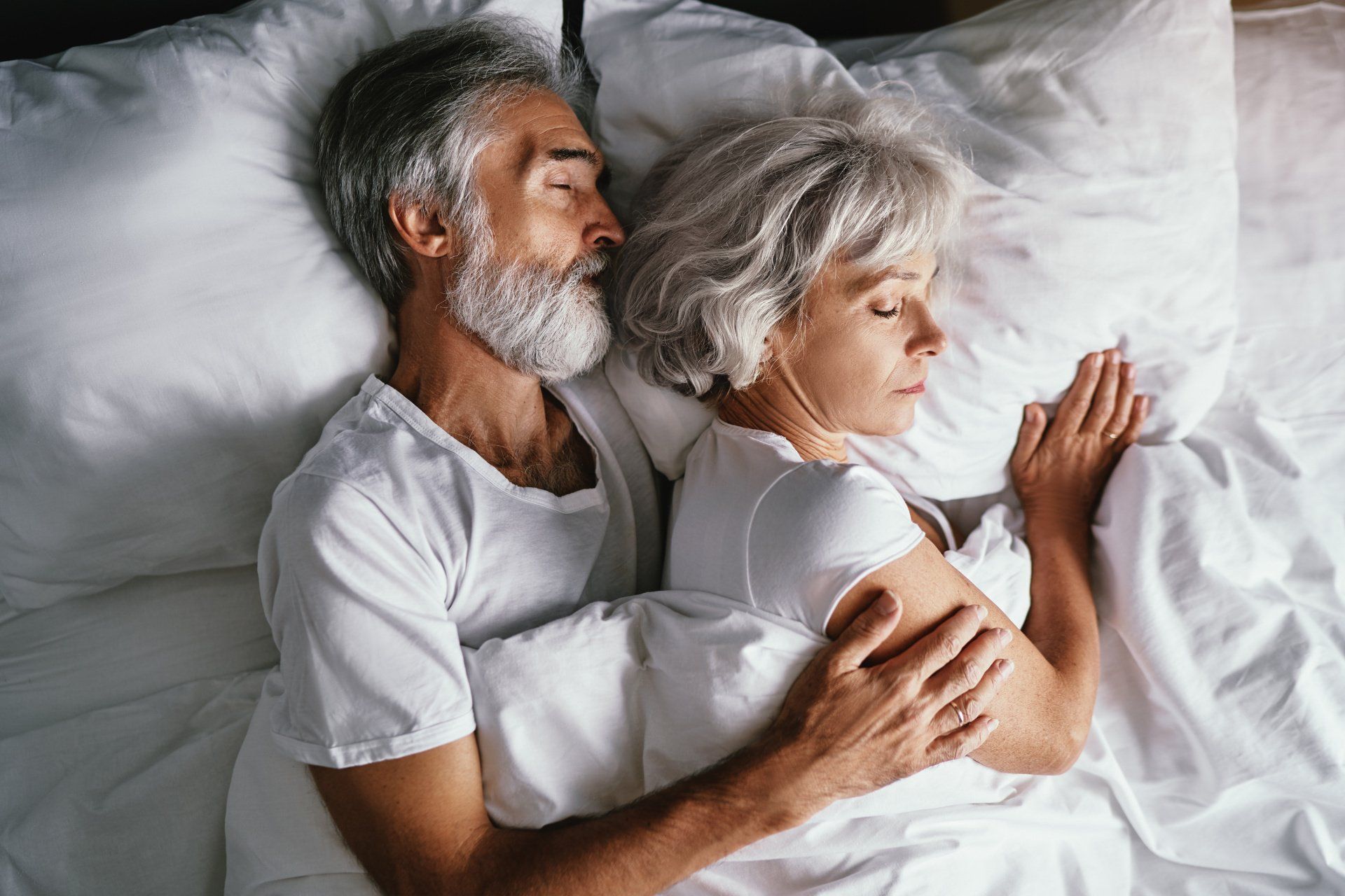 Couple senior au lit, en train de dormir profondément