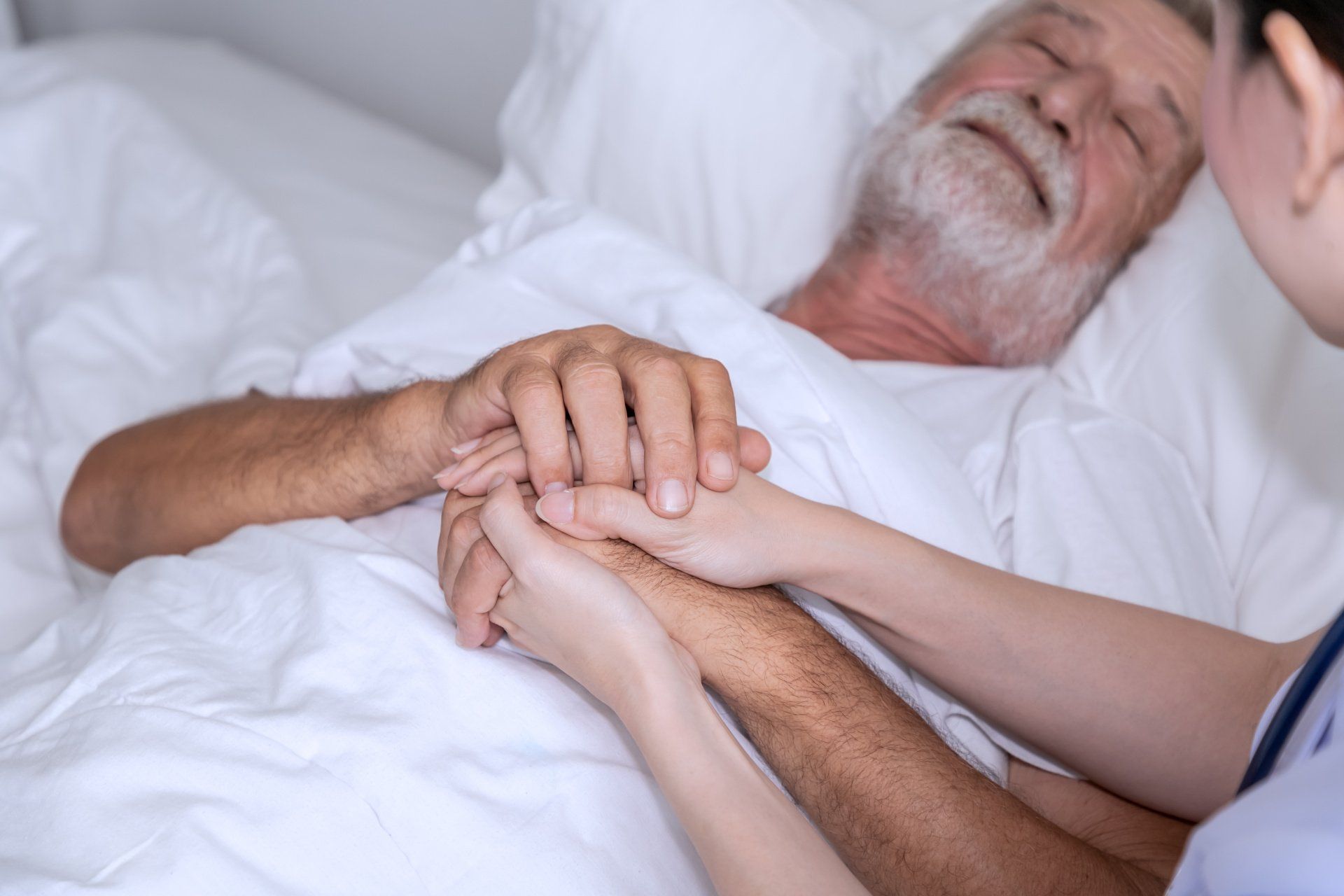 Homme âgé dans son lit
