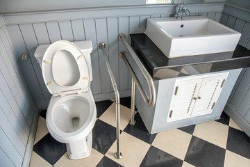 Salle d'eau aménagée PMR, barres d'appui pour toilettes et lavabo