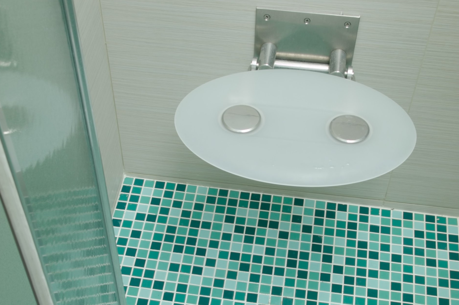 Siège de douche, sol carrelé, mosaïque verte