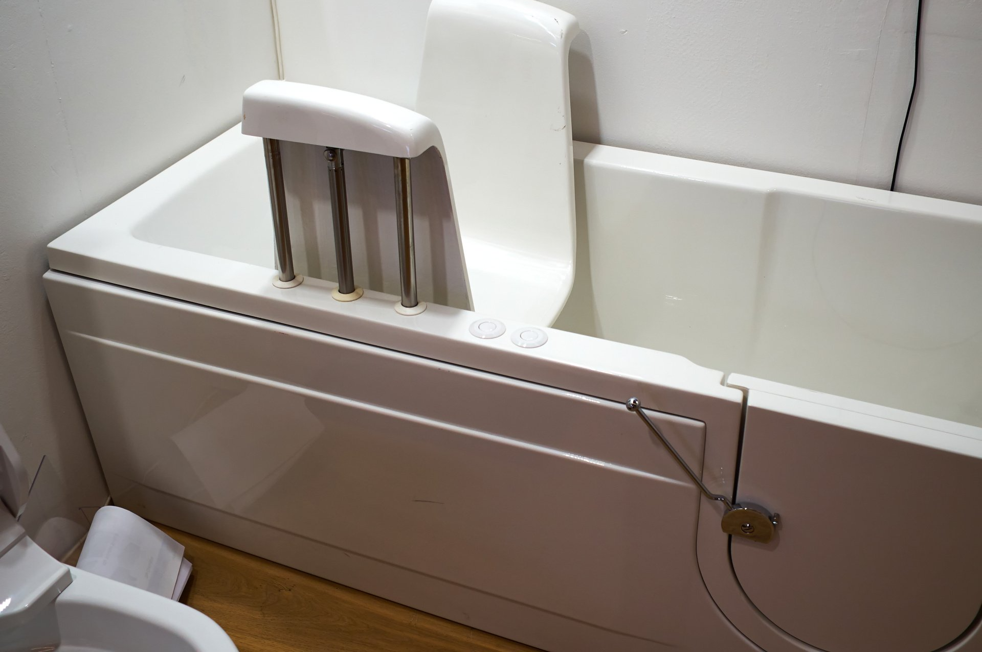 Baignoire avec siège de baignoire PMR