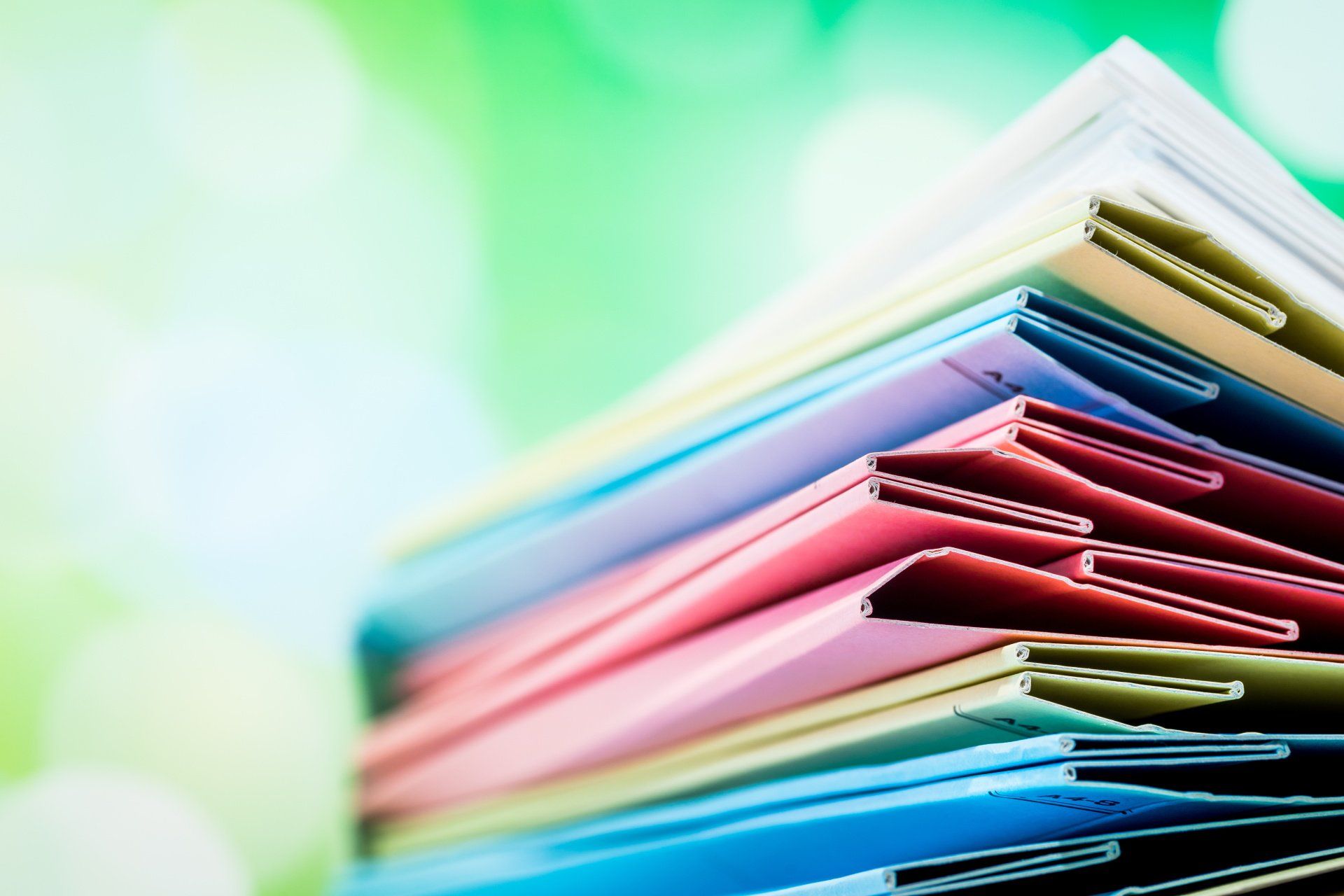 Pile de dossiers administratifs de couleurs