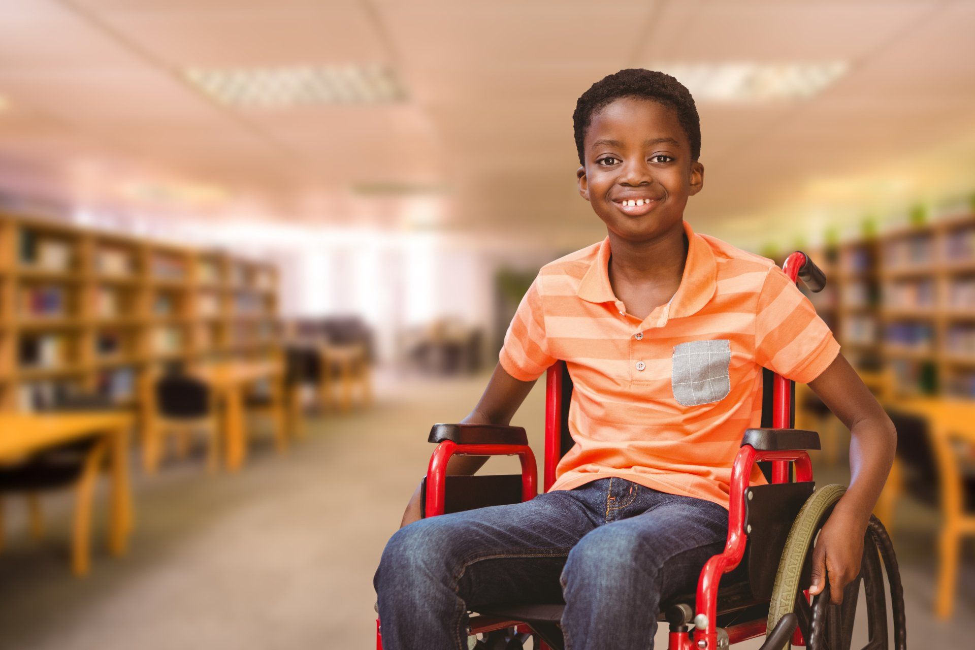 Enfant souriant en fauteuil roulant