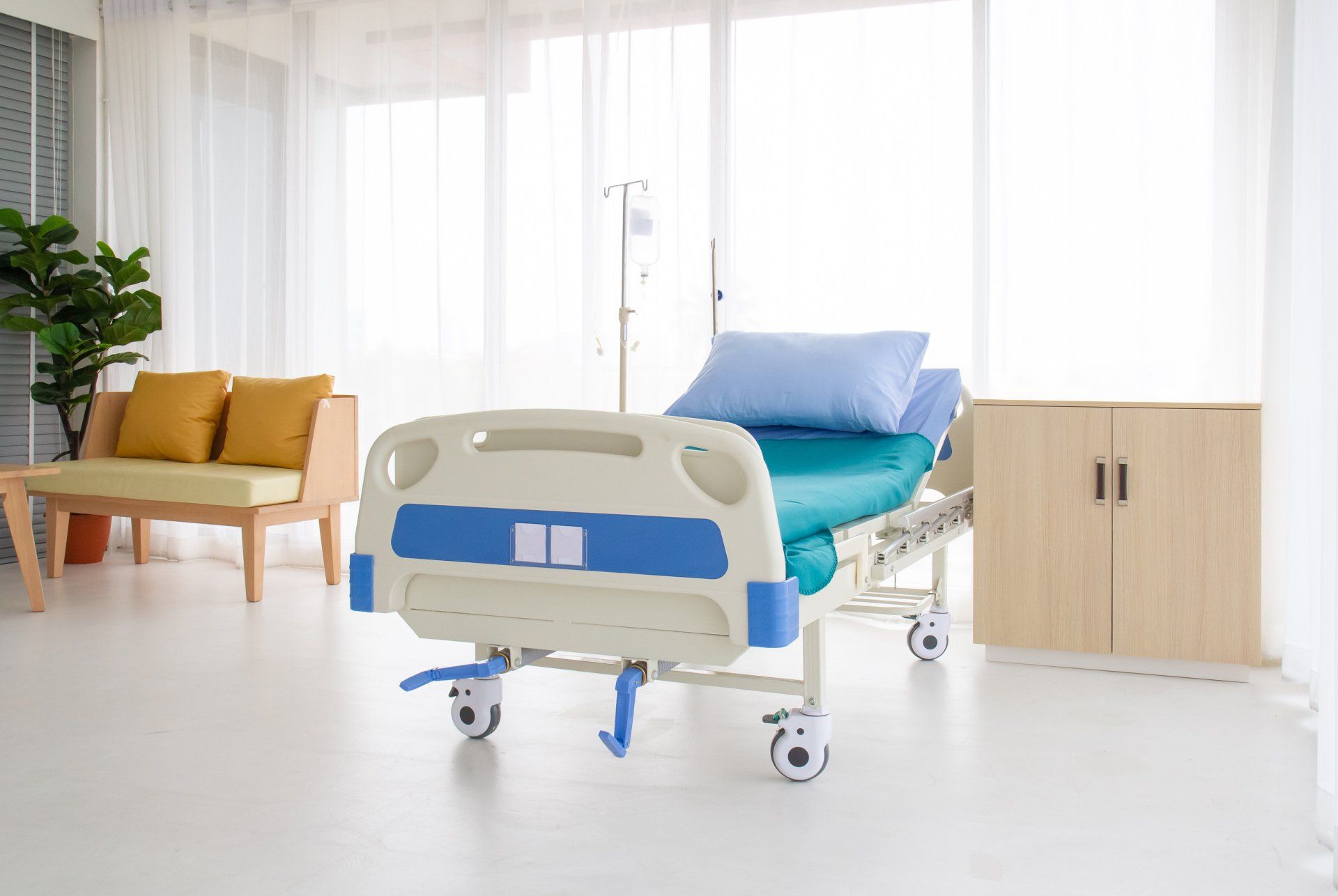 Lit médicalisé dans grande pièce