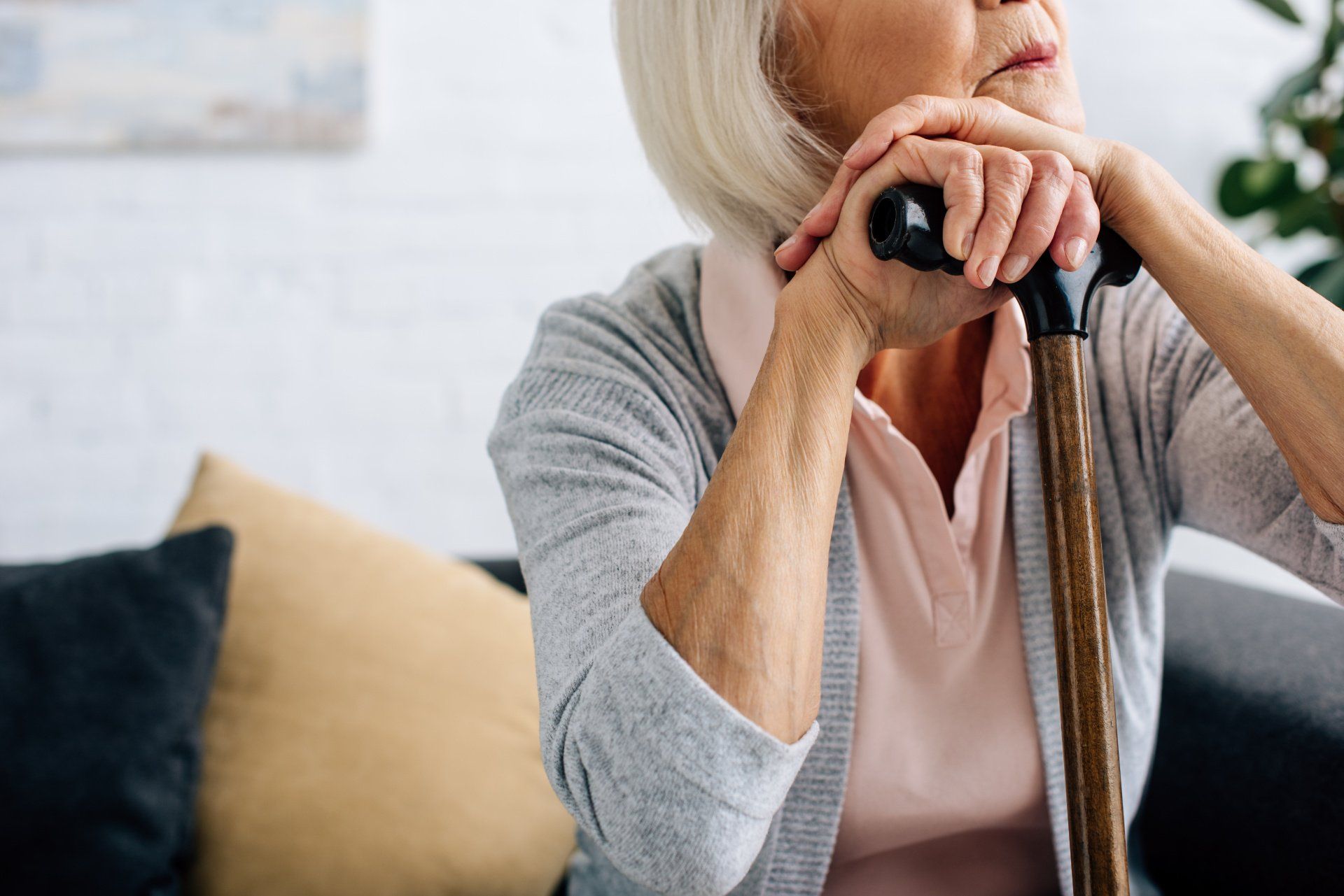 Femme senior soignée avec une canne de confort