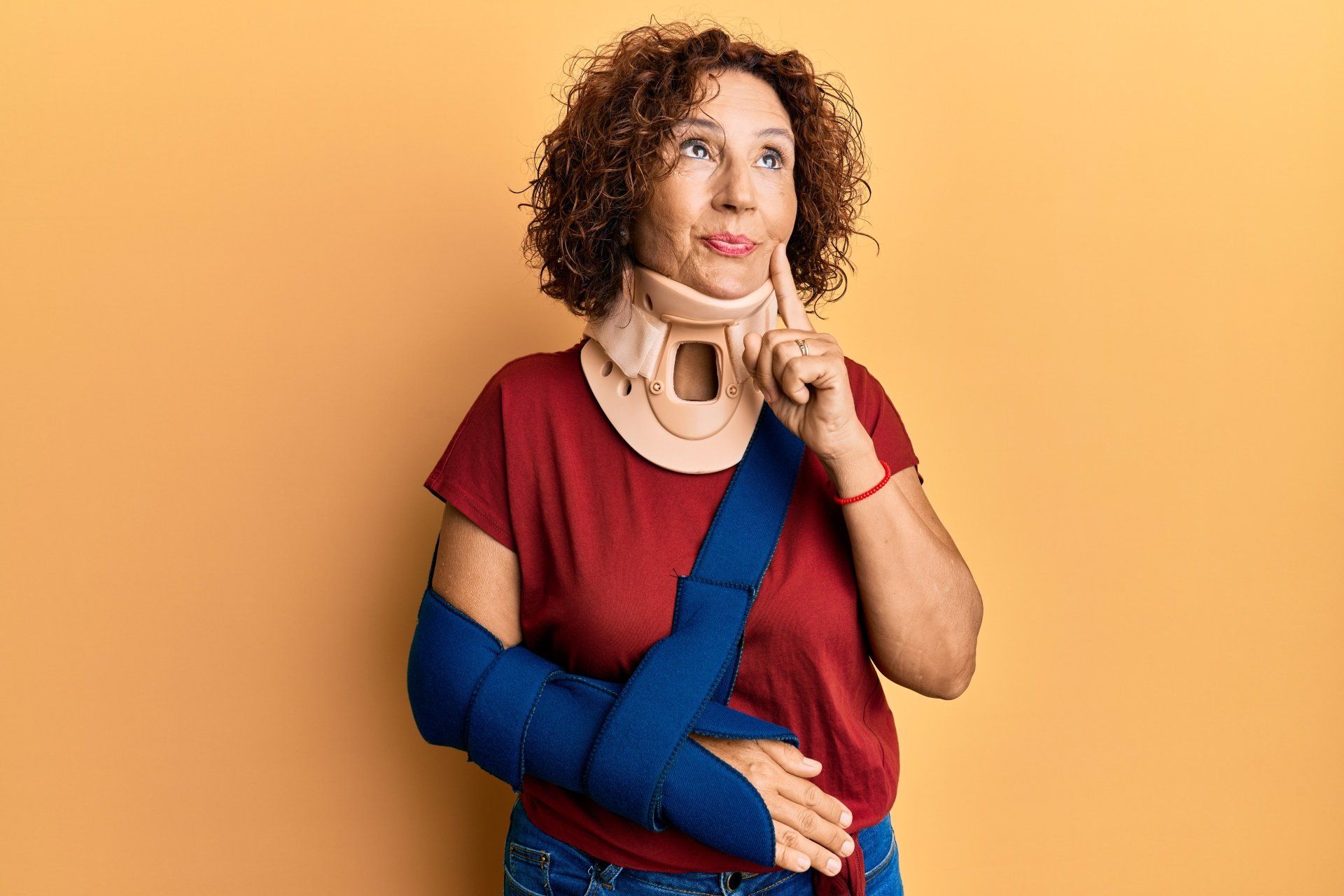 Femme avec un collier cervical et une attelle de coude