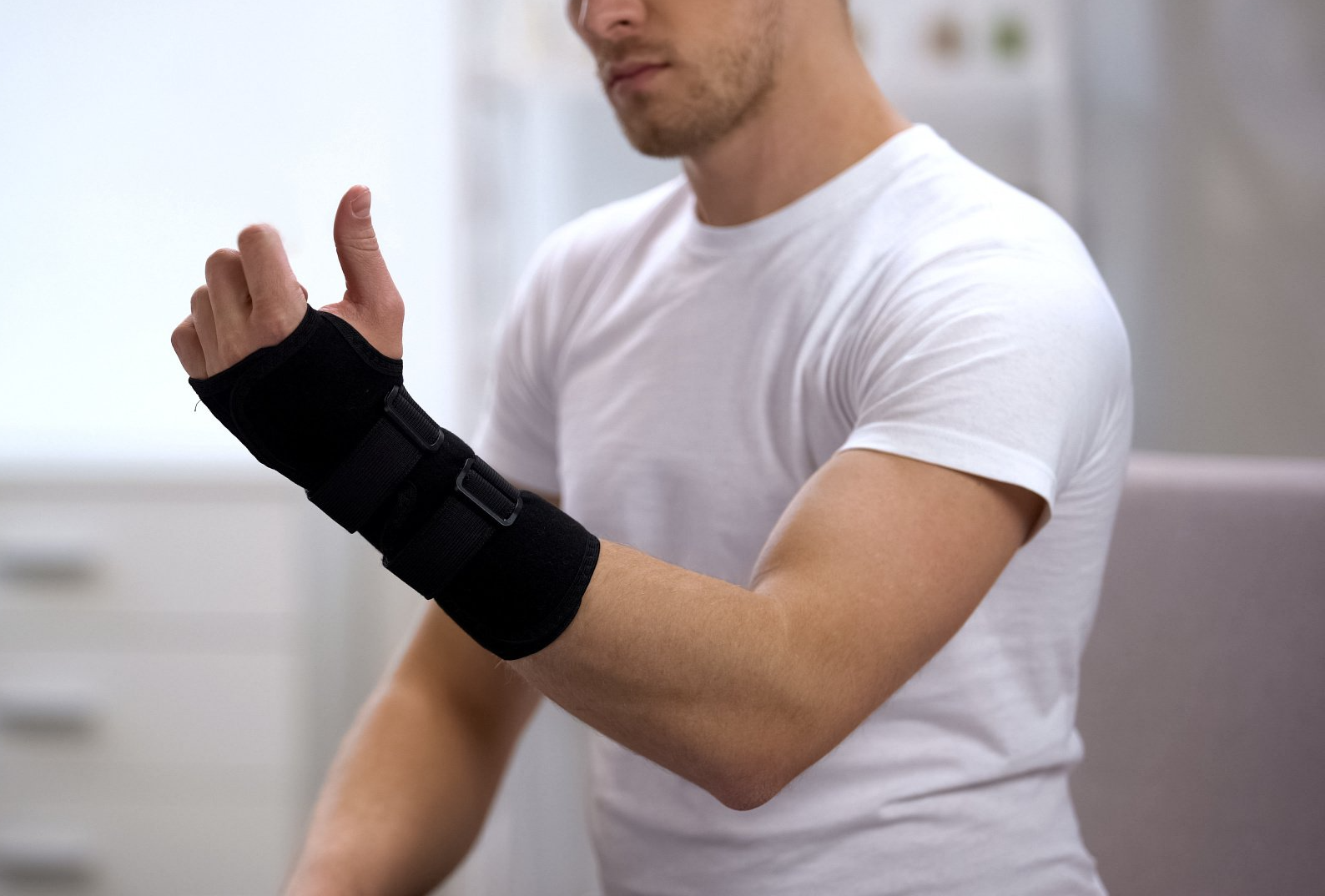 Homme avec une attelle au poignet